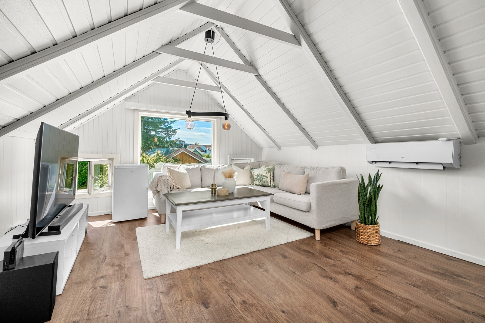 Separat utleiedel med eget kjøkken, soverom, toalett og stue. Stuen er romslig og har godt med naturlig lys samt varmepumpe. Galleribilde