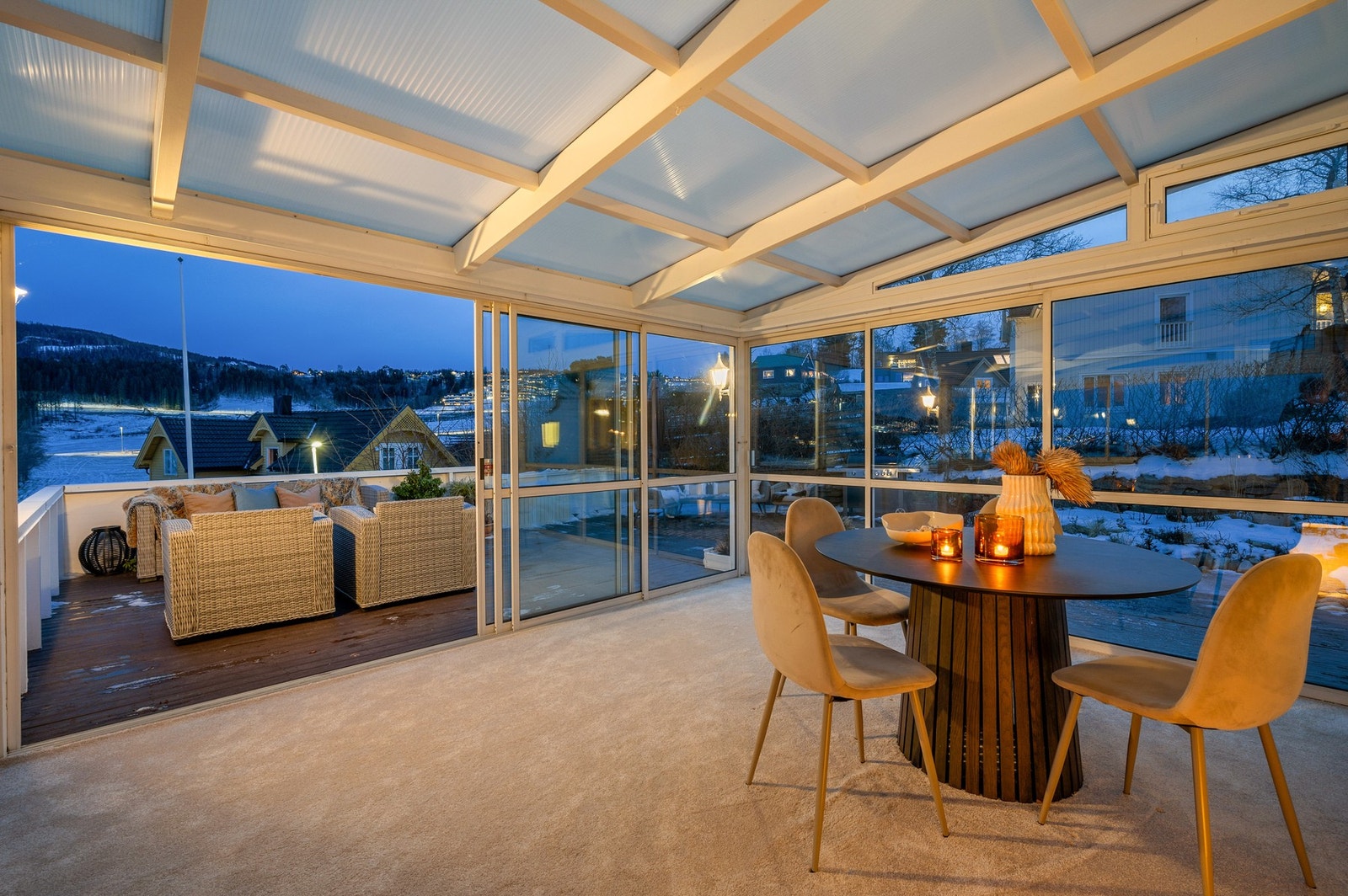 Skjermet beliggenhet med flott utsikt og minimalt innsyn gir boligen en privat og rolig atmosfære. Galleribilde