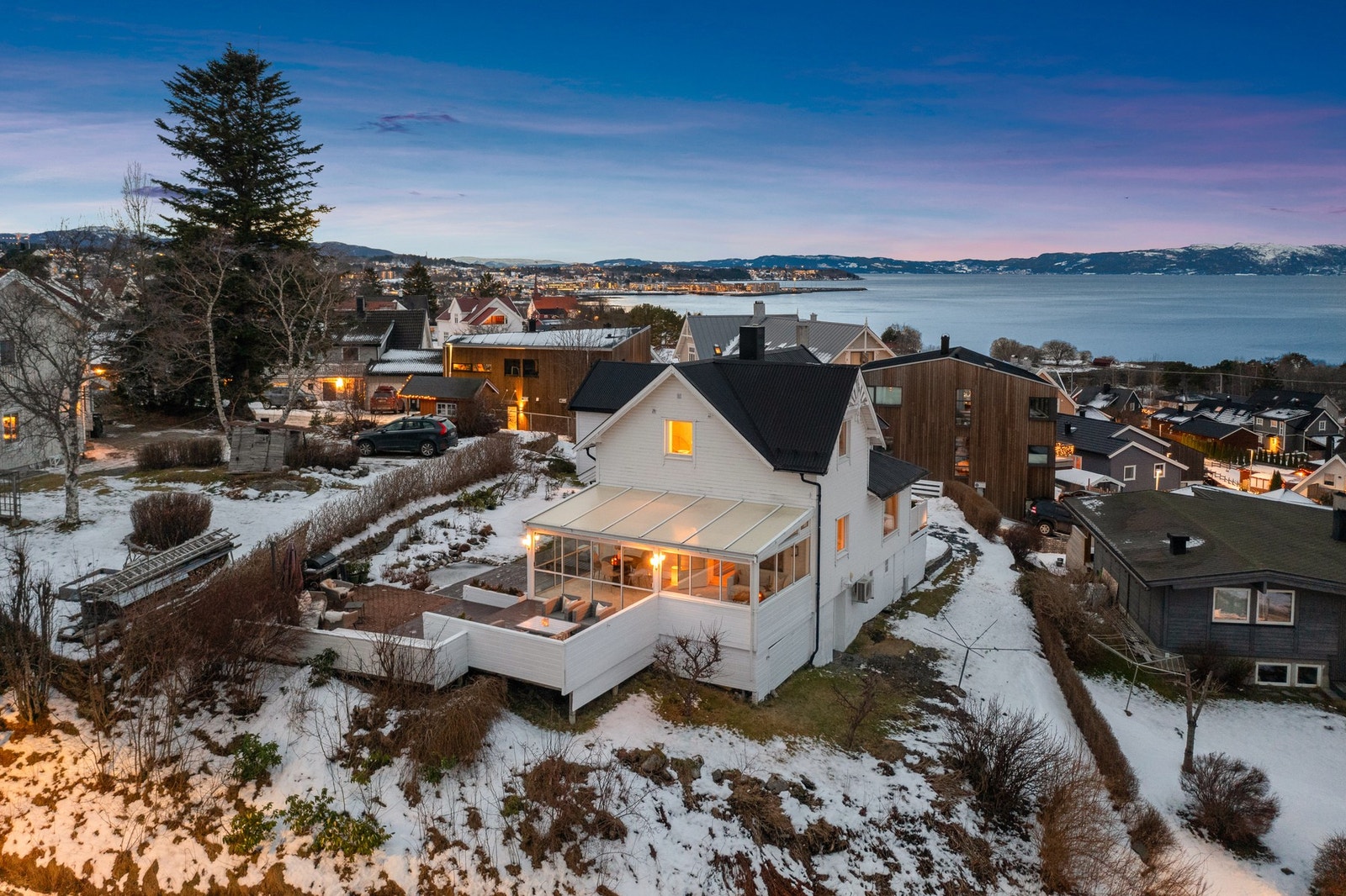 Boligen bærer et tidløst og elegant preg, med originale vindusformer, rekkverk og inngangsparti fra 1916. Galleribilde