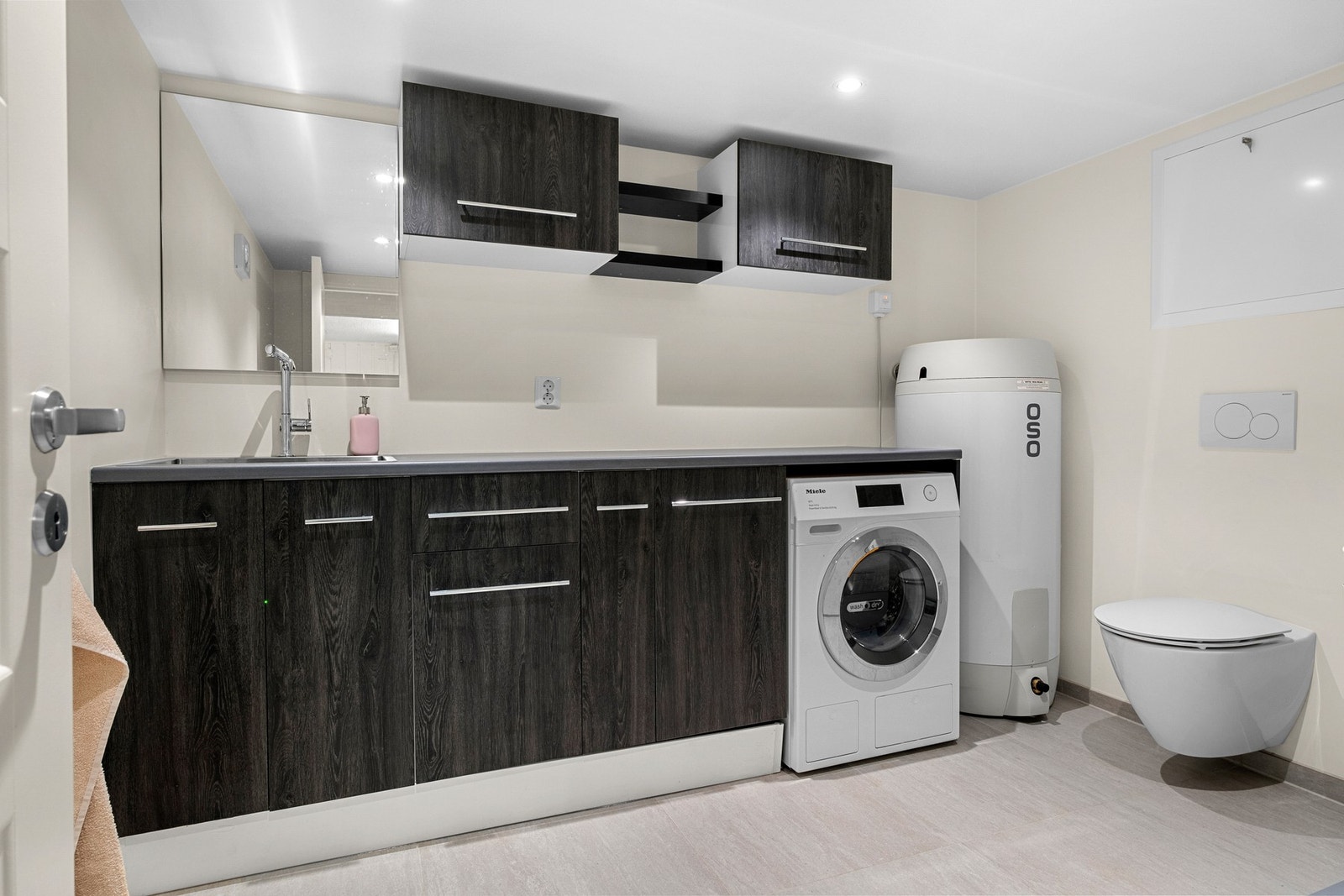 Vaskerommet ligger i kjelleren og ble pusset opp i 2023. Rommet har en svært praktisk løsning med gode skap- og benkeplasser. Galleribilde