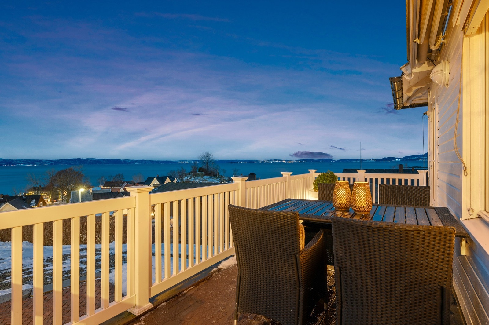 Balkongen er funksjonelt tilrettelagt med utebelysning, stikkontakter og markiser. Galleribilde