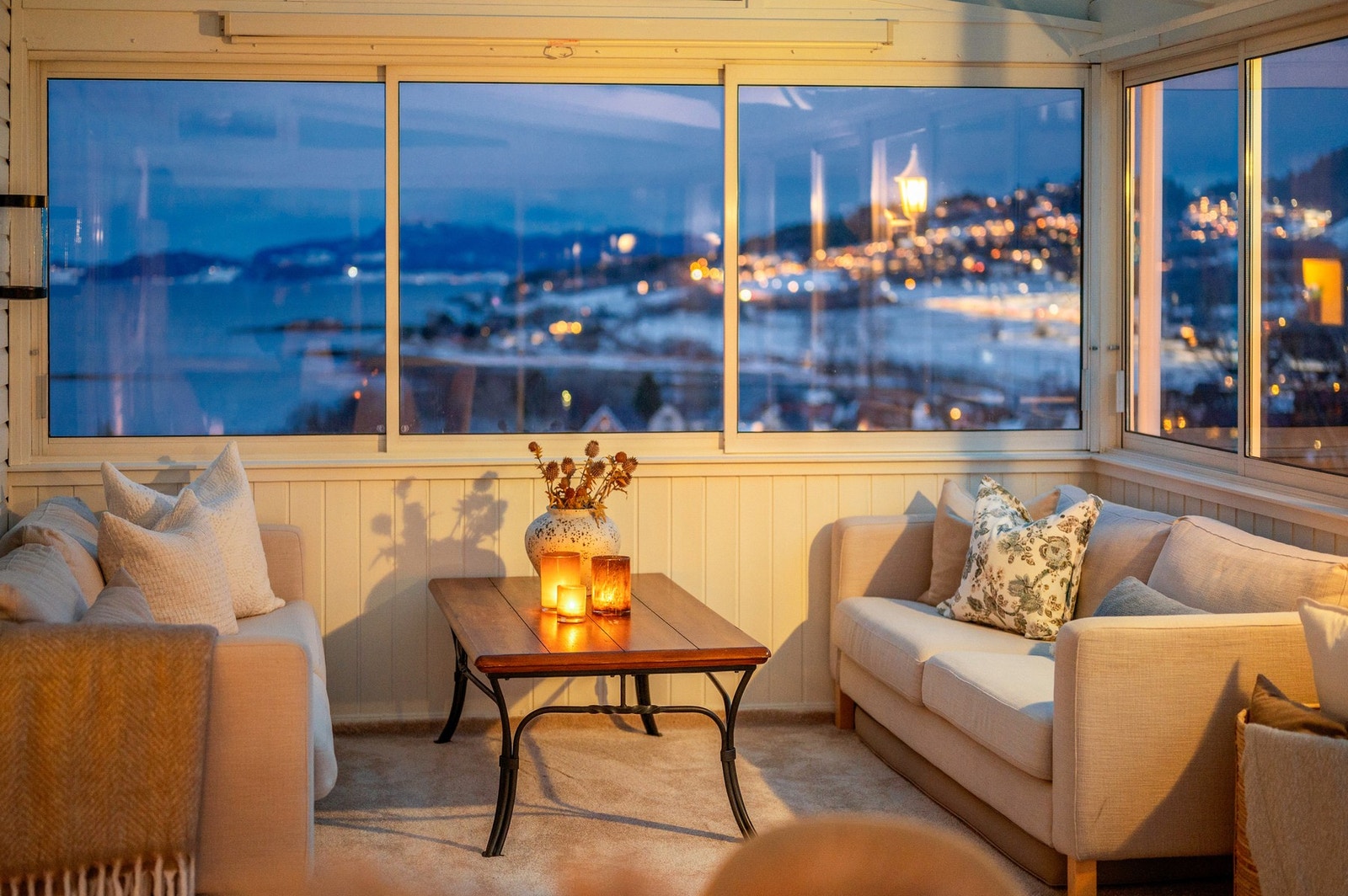 Fra spisestuen er det utgang til en egen vinterhage, et lyst og hyggelig rom som kan nytes store deler av året. Galleribilde