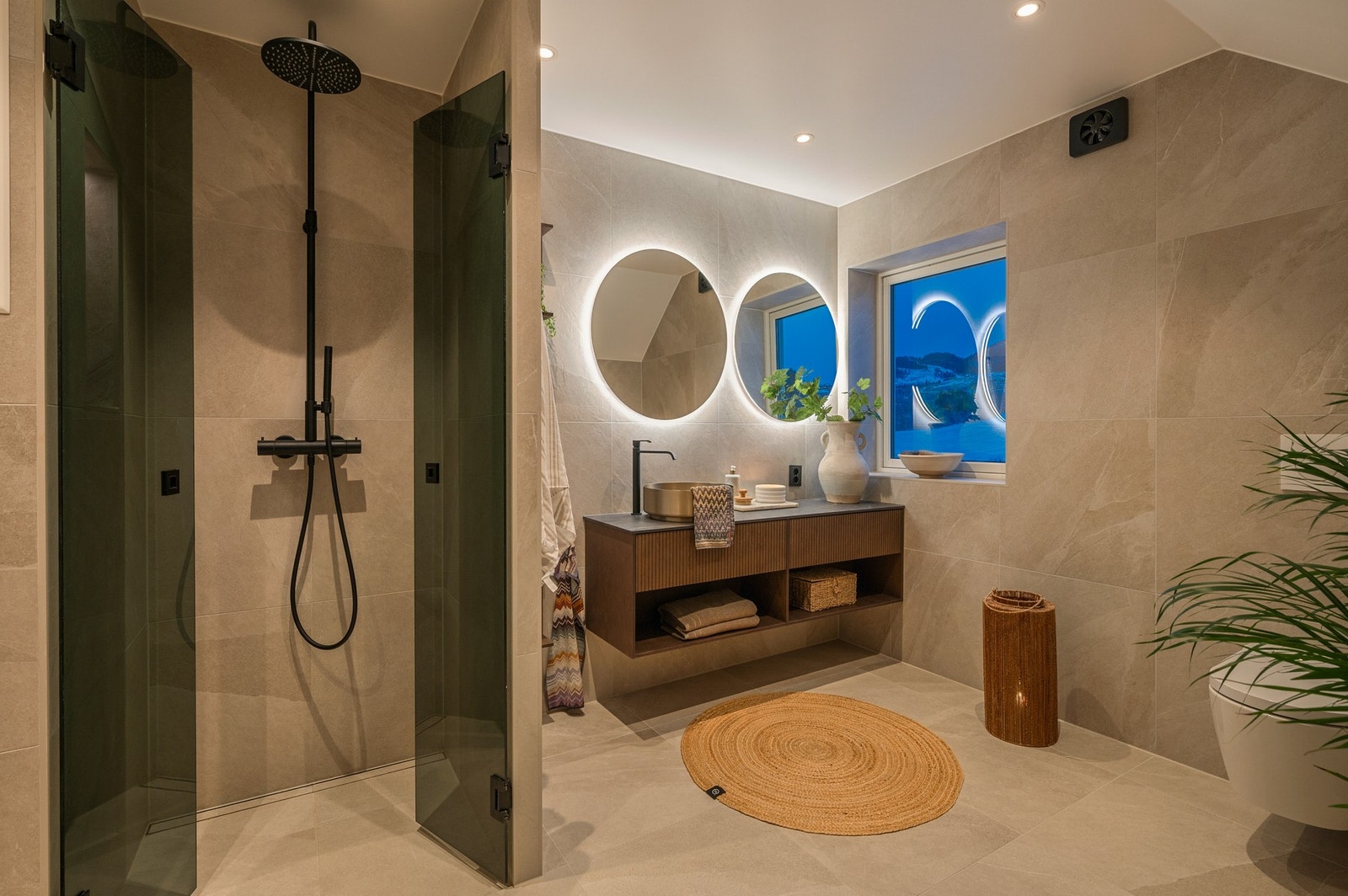 Moderne baderom pusset opp i 2023, utført med svært god standard. Galleribilde