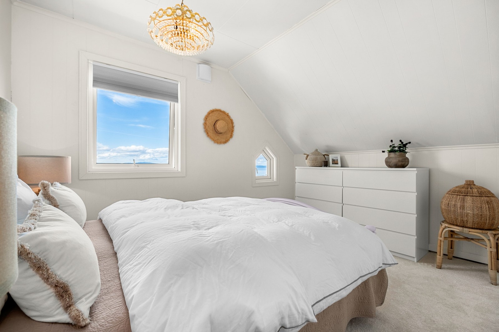 Soverommene ligger i loftsetasjen og har teppegulv, noe som skaper en varm og behagelig atmosfære. Galleribilde