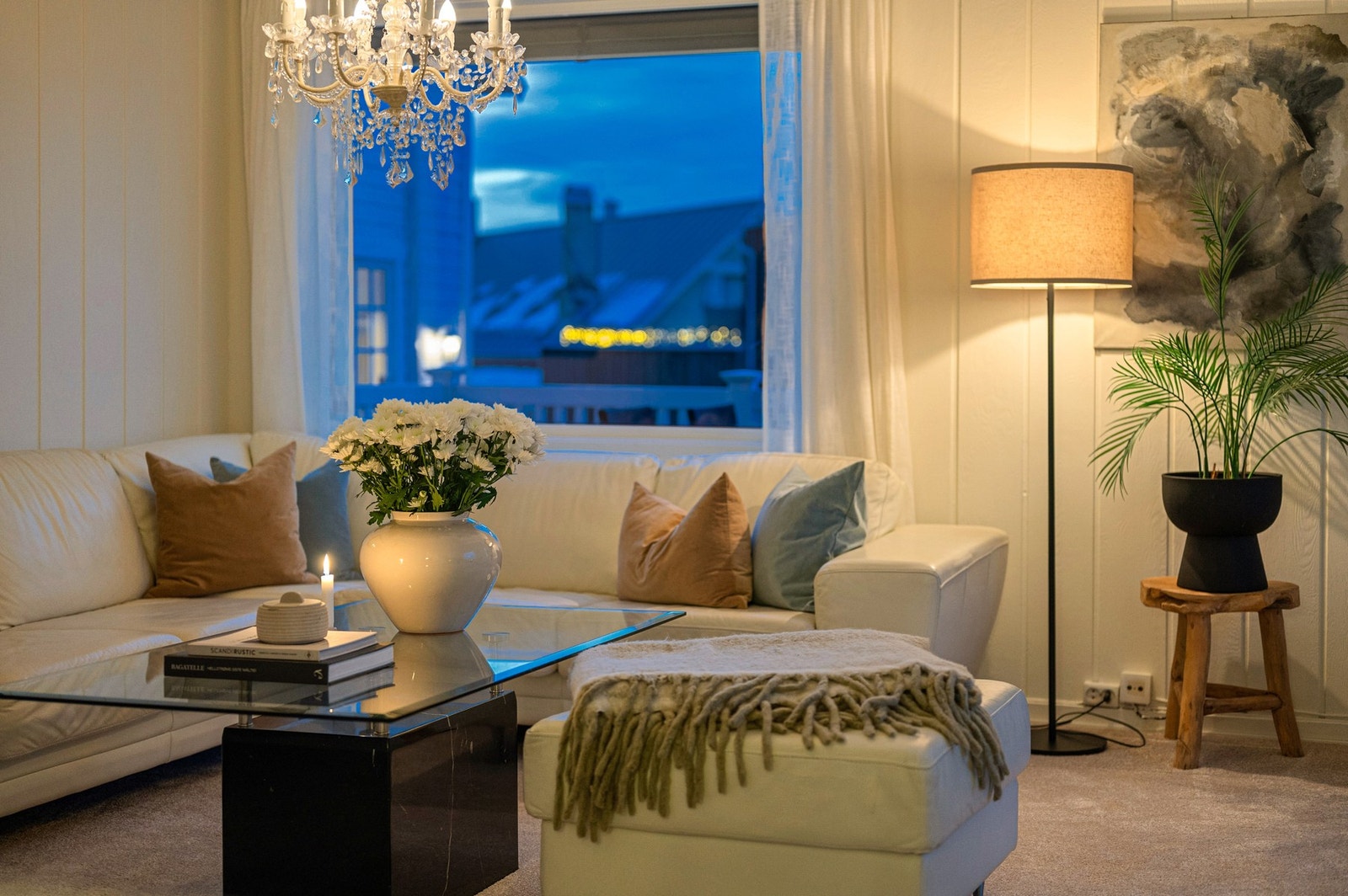 Med gjennomgående lys fremstår stuen lys, luftig og innbydende. Galleribilde