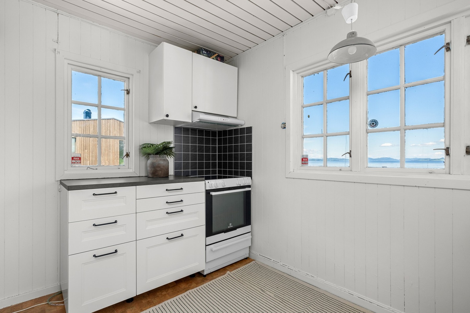 Utleiedelen er fordelt over to plan og utgjør en separat 3-roms, adskilt fra hovedhuset. Galleribilde