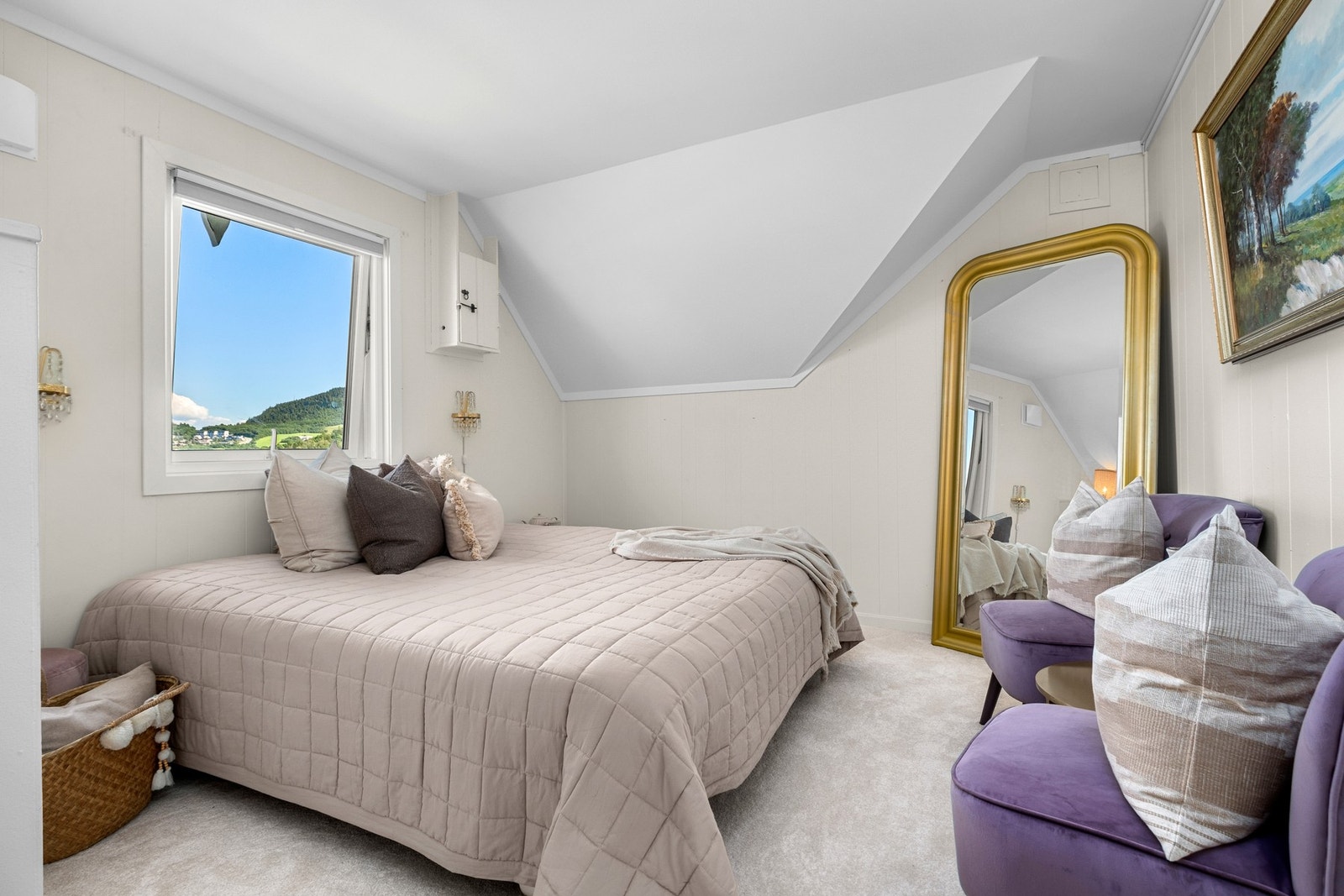 I tilknytning til hovedsoverommet ligger et soverom av tilsvarende størrelse, ca. 13 kvm. Galleribilde