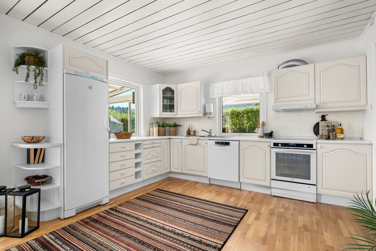 Åpen kjøkkenløsning med originalt trekjøkken som fortsatt holder god standard og tilfører boligen varme og karakter. Galleribilde