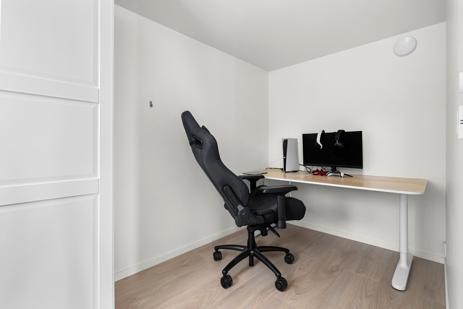 Soverommet i utleiedelen, på ca. 6 kvm, brukes i dag som kontor og gir fleksible bruksmuligheter. Galleribilde