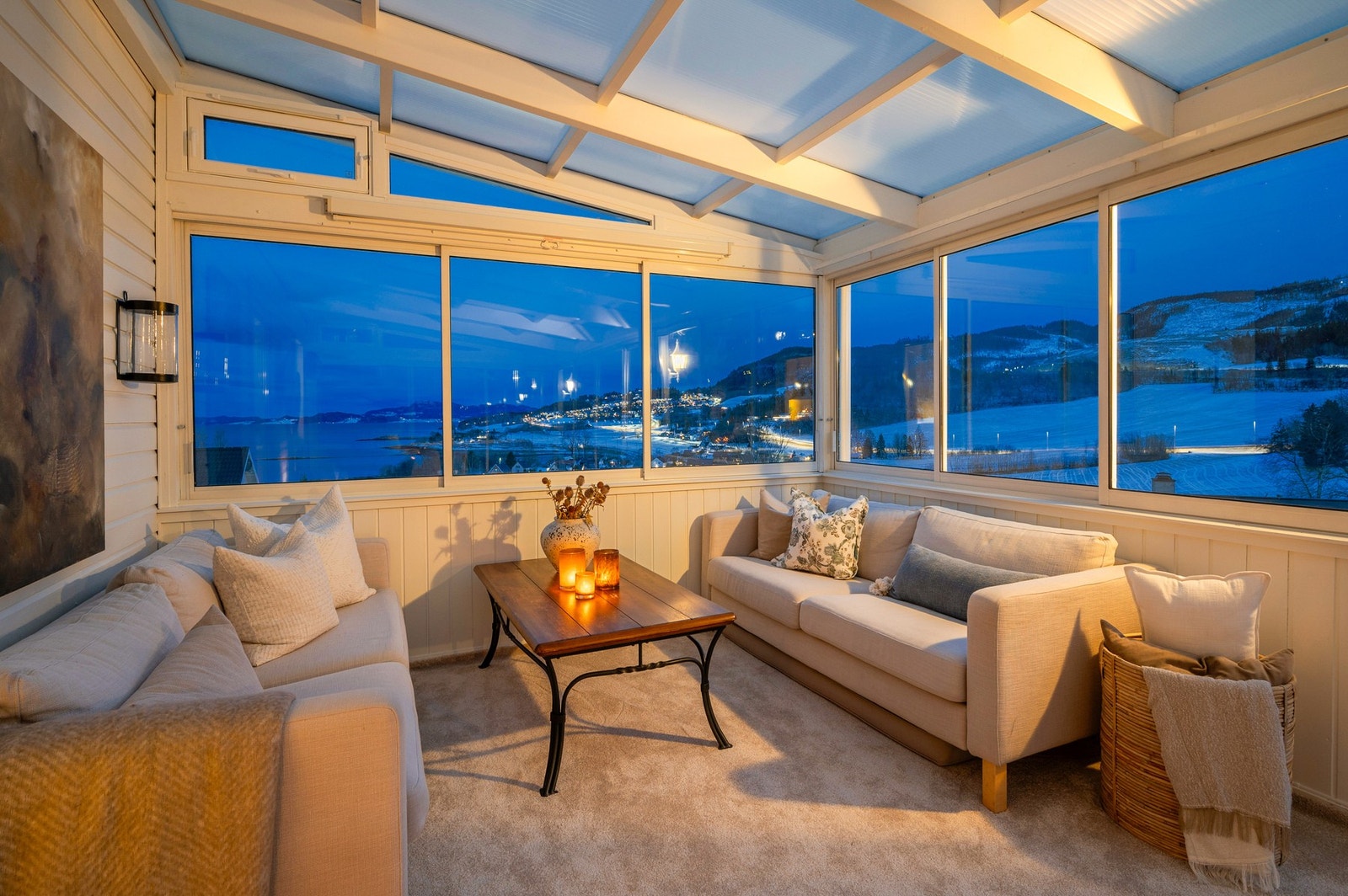 Vinterhagen blir en lys forlengelse av stuen, hvor flott utsikt og gode solforhold skaper en helt egen atmosfære. Galleribilde