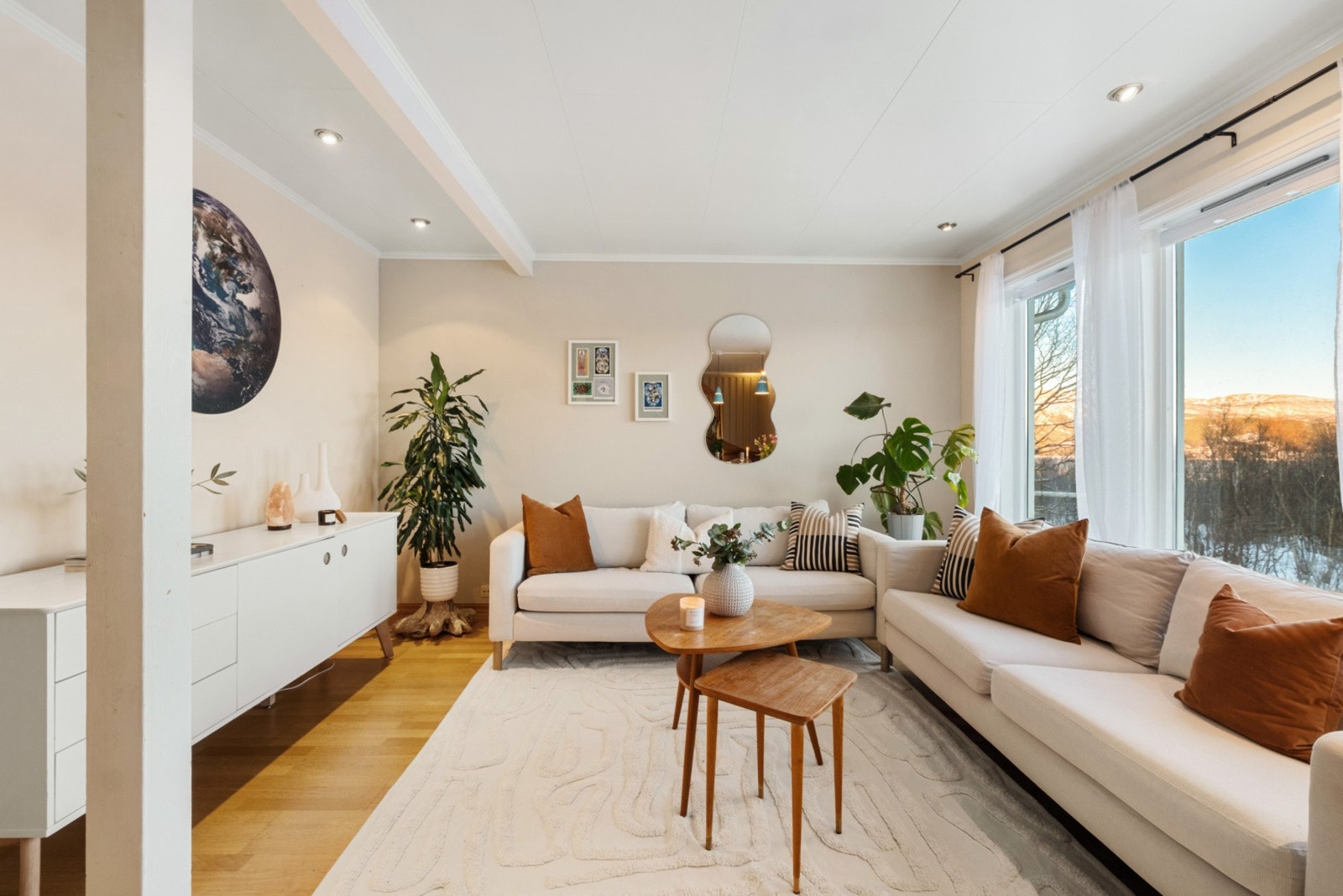 Det er parkett på gulvet, lysmalte vegger og spotter i taket. Galleribilde