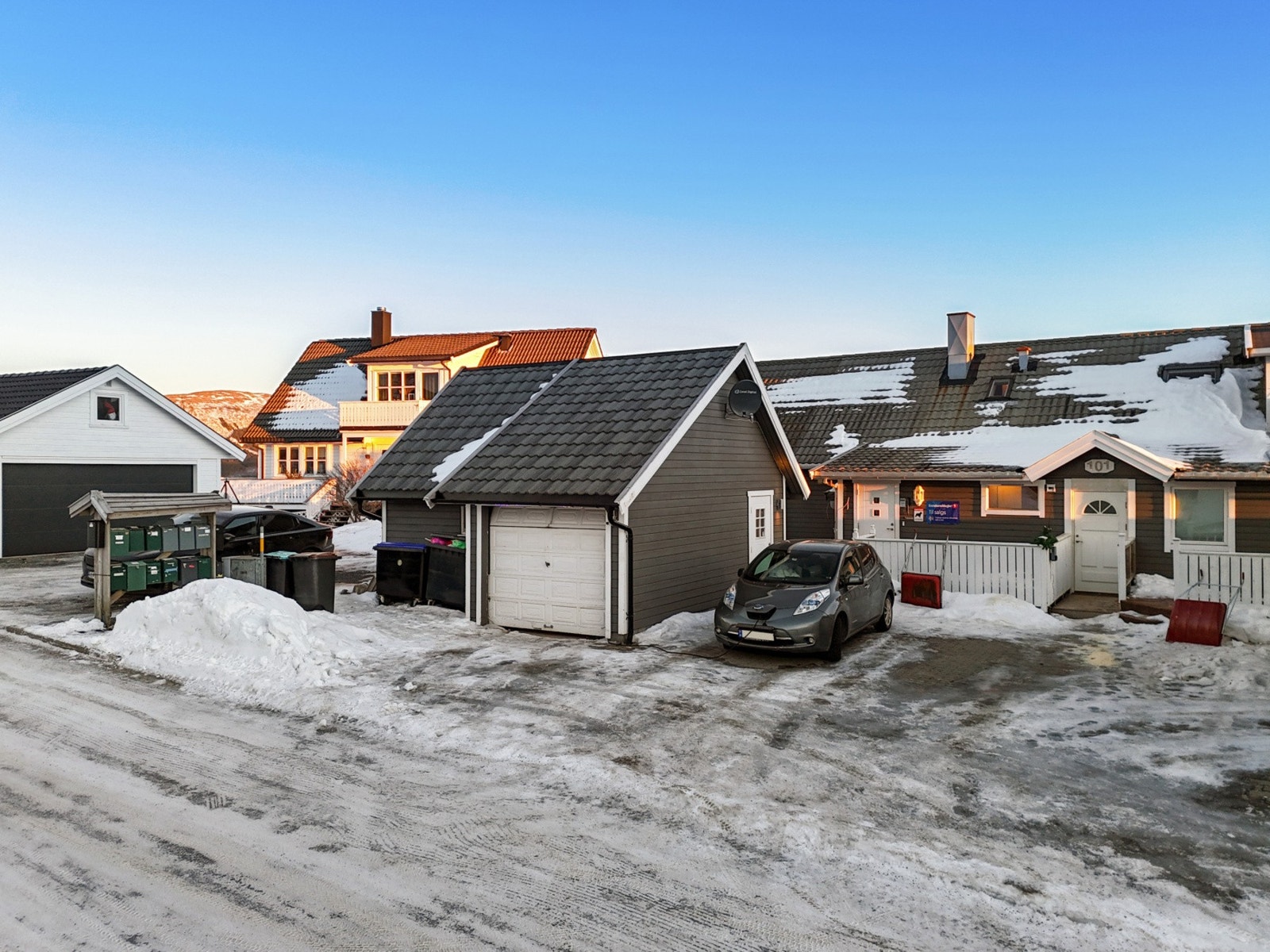 Romslig garasje på 30 kvm med hems. Galleribilde