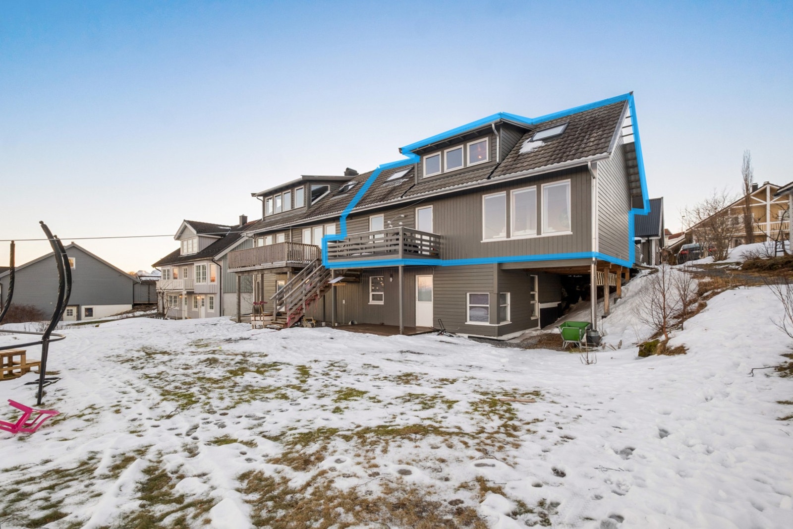 Velkommen til en romslig og funksjonell selveierleilighet over to etasjer, med god planløsning, fine oppholdsrom og romslig garasje med hems. FOTO: MAMOR Galleribilde