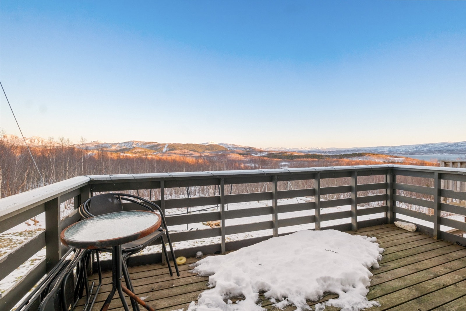 Balkong med god plass til sittegruppe og tilhørende møblement. Fantastiske utsikts -og solforhold! Galleribilde