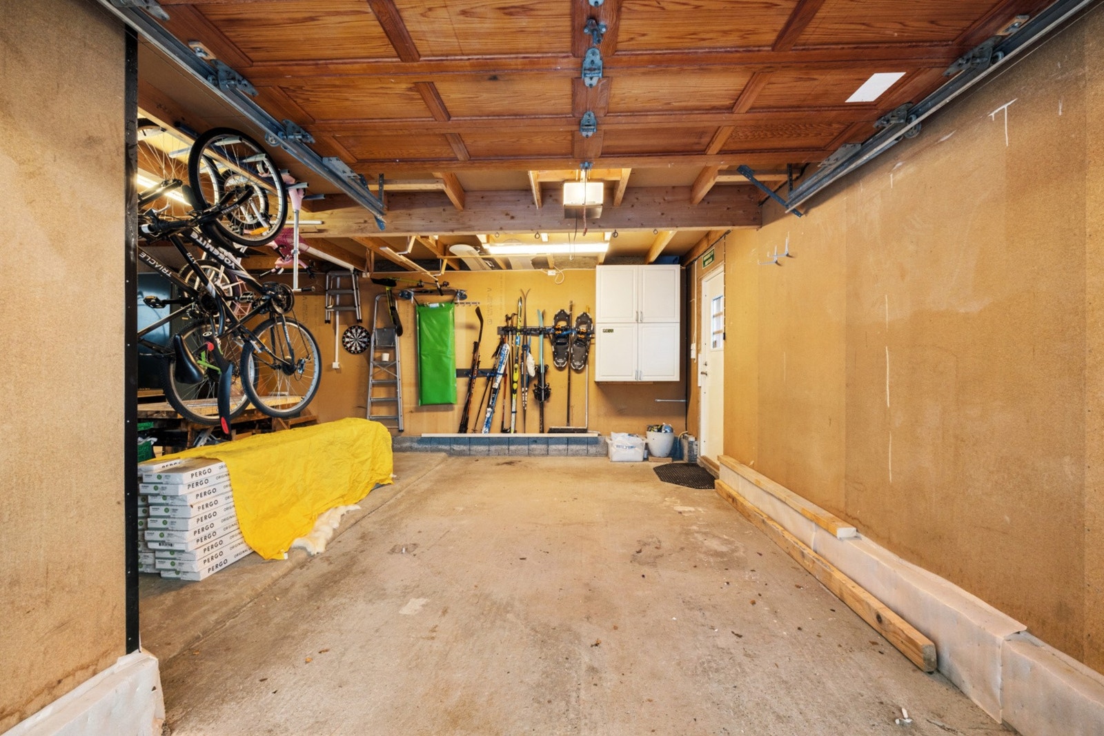 Garasjeport og dør inn. Galleribilde