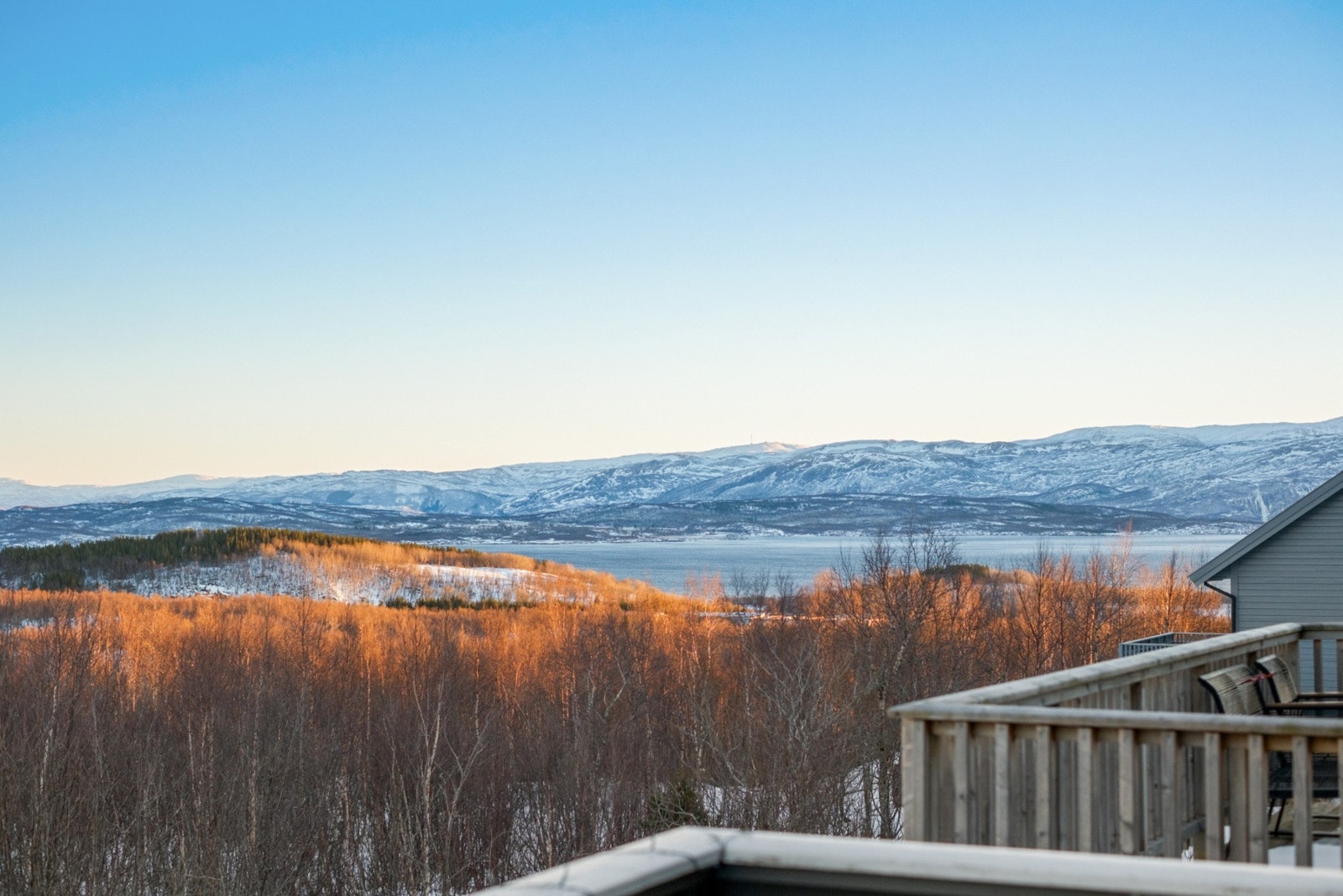 Offentlig kommunikasjon fungerer effektivt med bussforbindelser til både sentrum, universitetsområdet og resten av Bodø, og gir fleksibel pendling uten bil. Galleribilde