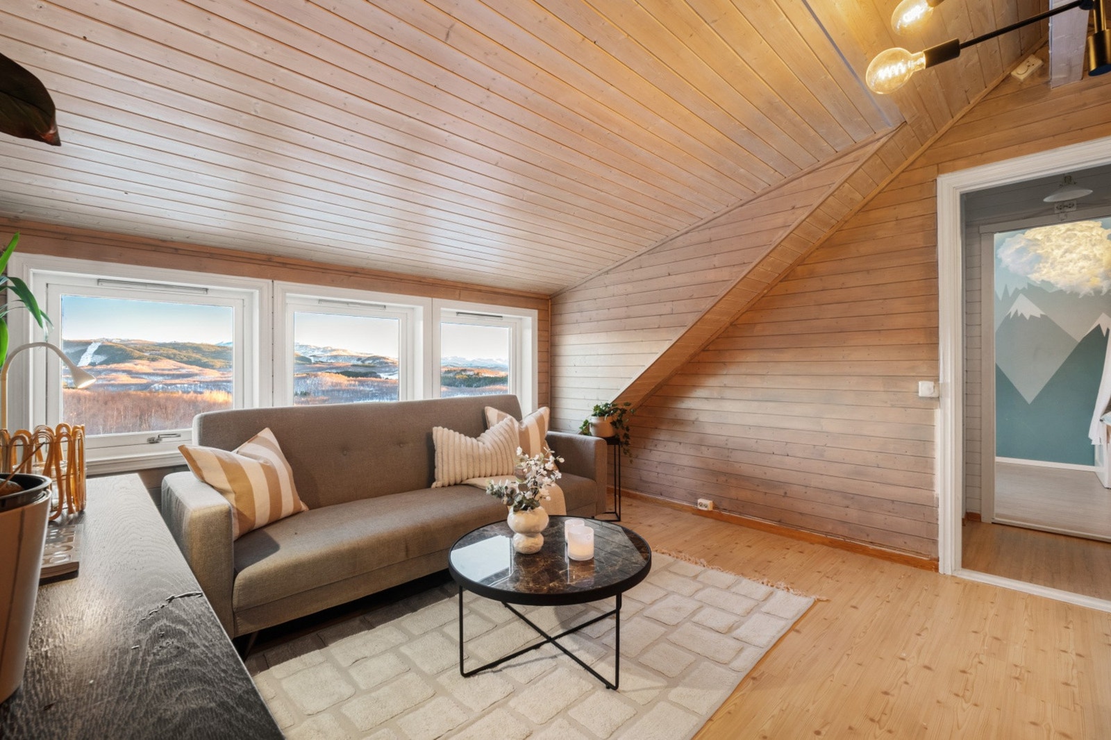 Lyst og trivelig rom som gir avlastning for stue 1.etasje. Galleribilde