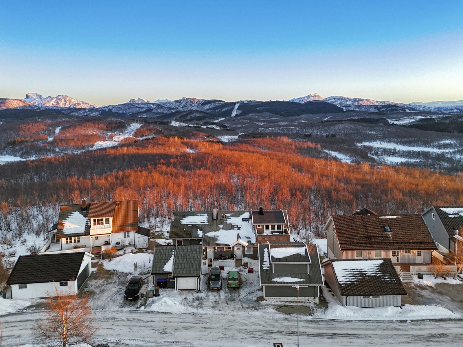 Mørkved har et mangfold av hverdagsfasiliteter i nærheten, inkludert dagligvarehandel, servicetilbud og treningsmuligheter, samt barnehager og skoler i kort avstand - noe som understreker områdets popularitet blant barnefamilier. Galleribilde