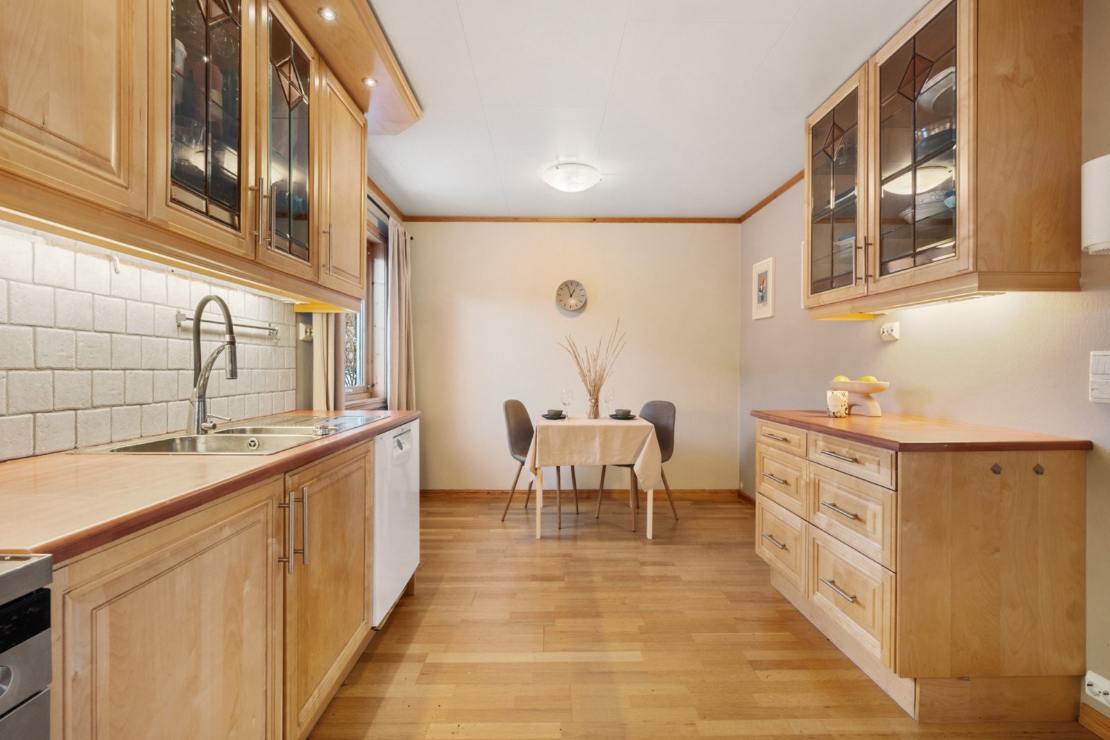 God plass til spisegruppe på kjøkkenet. Galleribilde