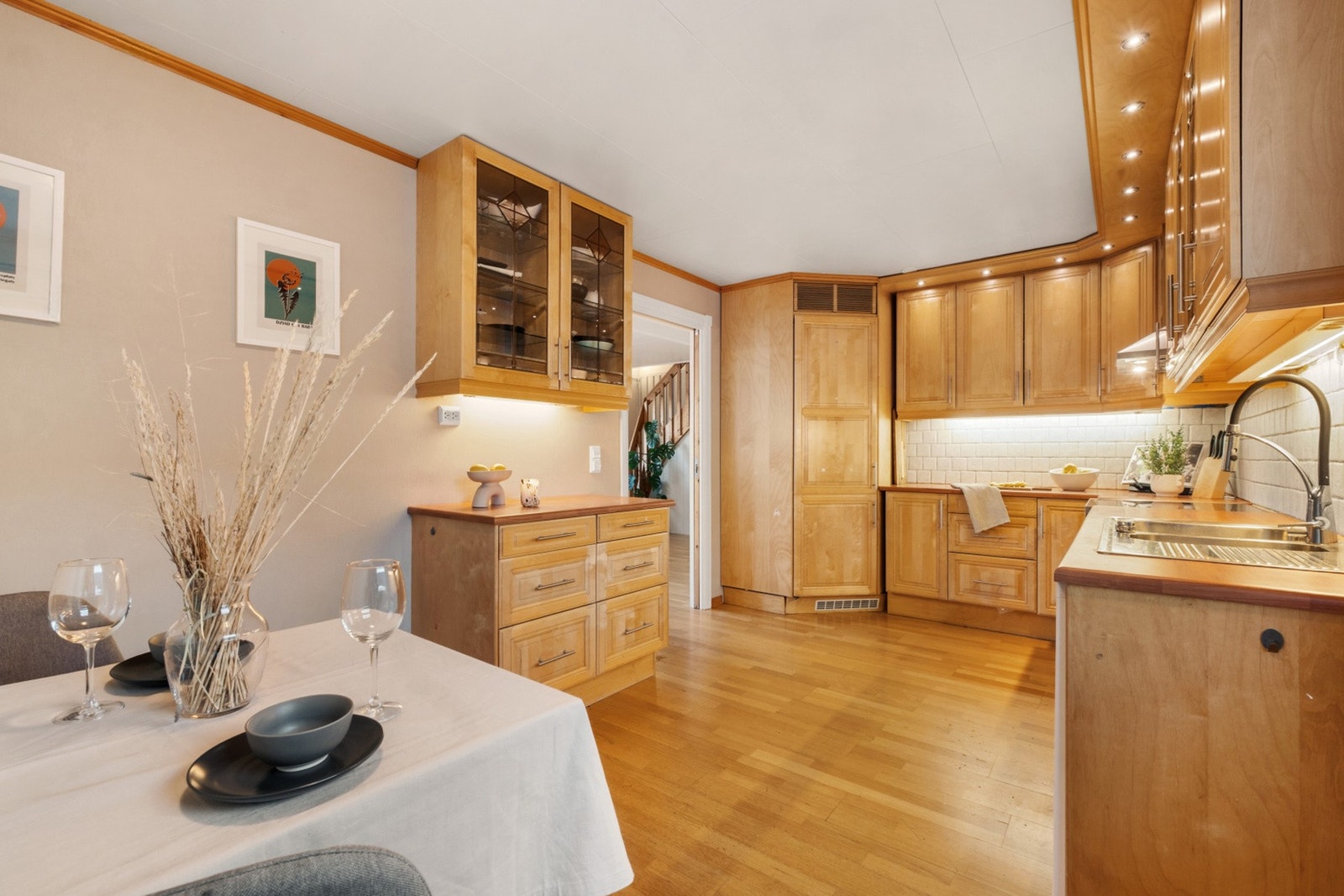 Kjøkkenet er meget romslig og har parkett på gulv med gulvvarme og malt strie på vegger. Galleribilde