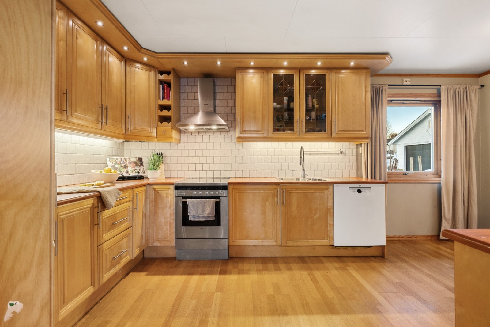 Godt utbygget kjøkken med god skap- og benkeplass. Galleribilde