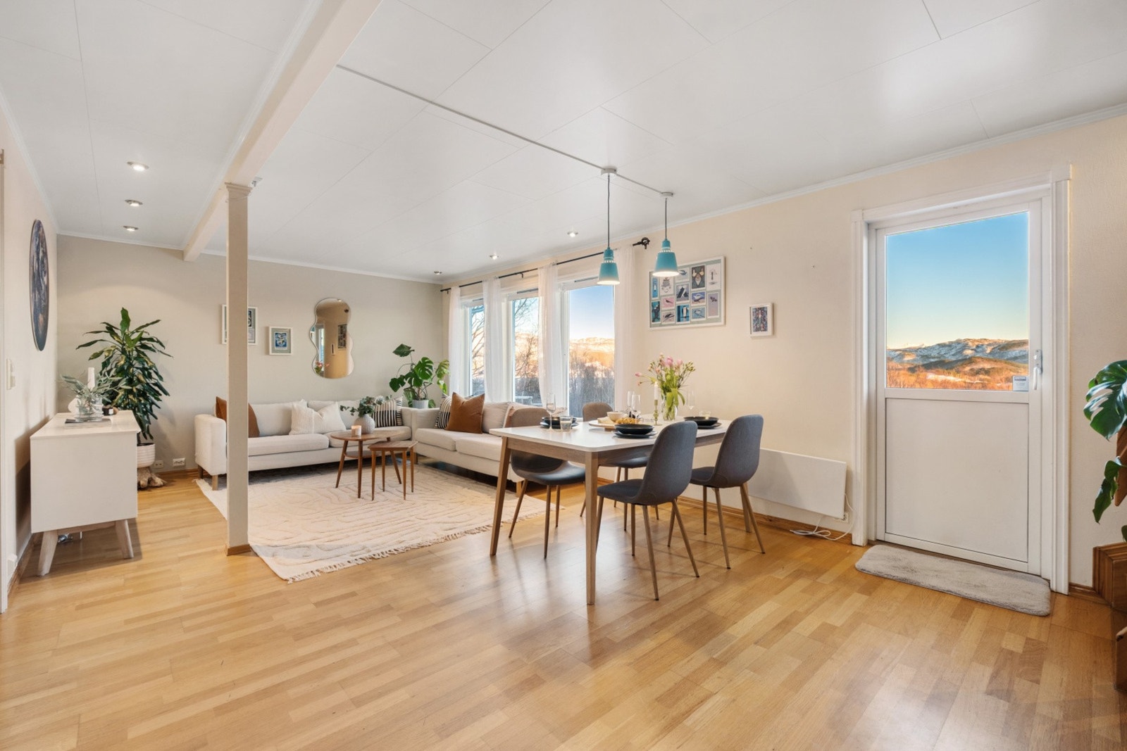 Romslig stue med god plass til sofagruppe, spisestue og tilhørende møblement. Galleribilde