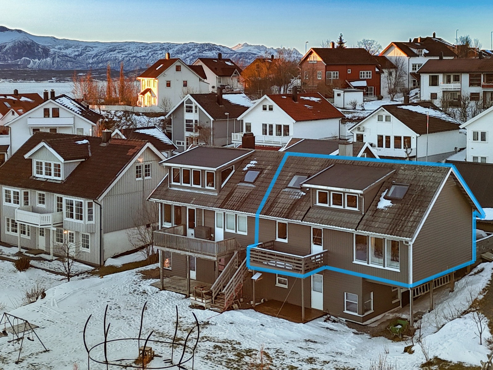 Boligen ligger i et etablert, rolig og barnevennlig boligområde med varierende bebyggelse bestående av både leiligheter og eneboliger, og byr på en god balanse mellom urbant nærmiljø og naturnær hverdag. Galleribilde