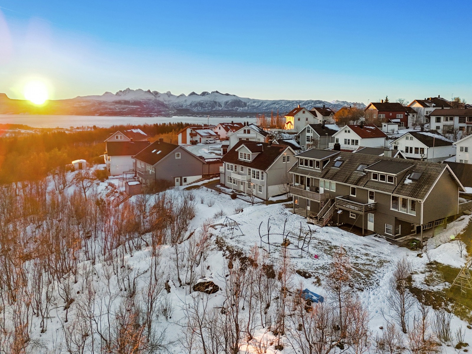 Området ligger ca. 10 km øst for Bodø sentrum, godt tilknyttet både offentlig kommunikasjon og hovedveinettet som gir enkel tilgang til resten av byen og regionen. Galleribilde
