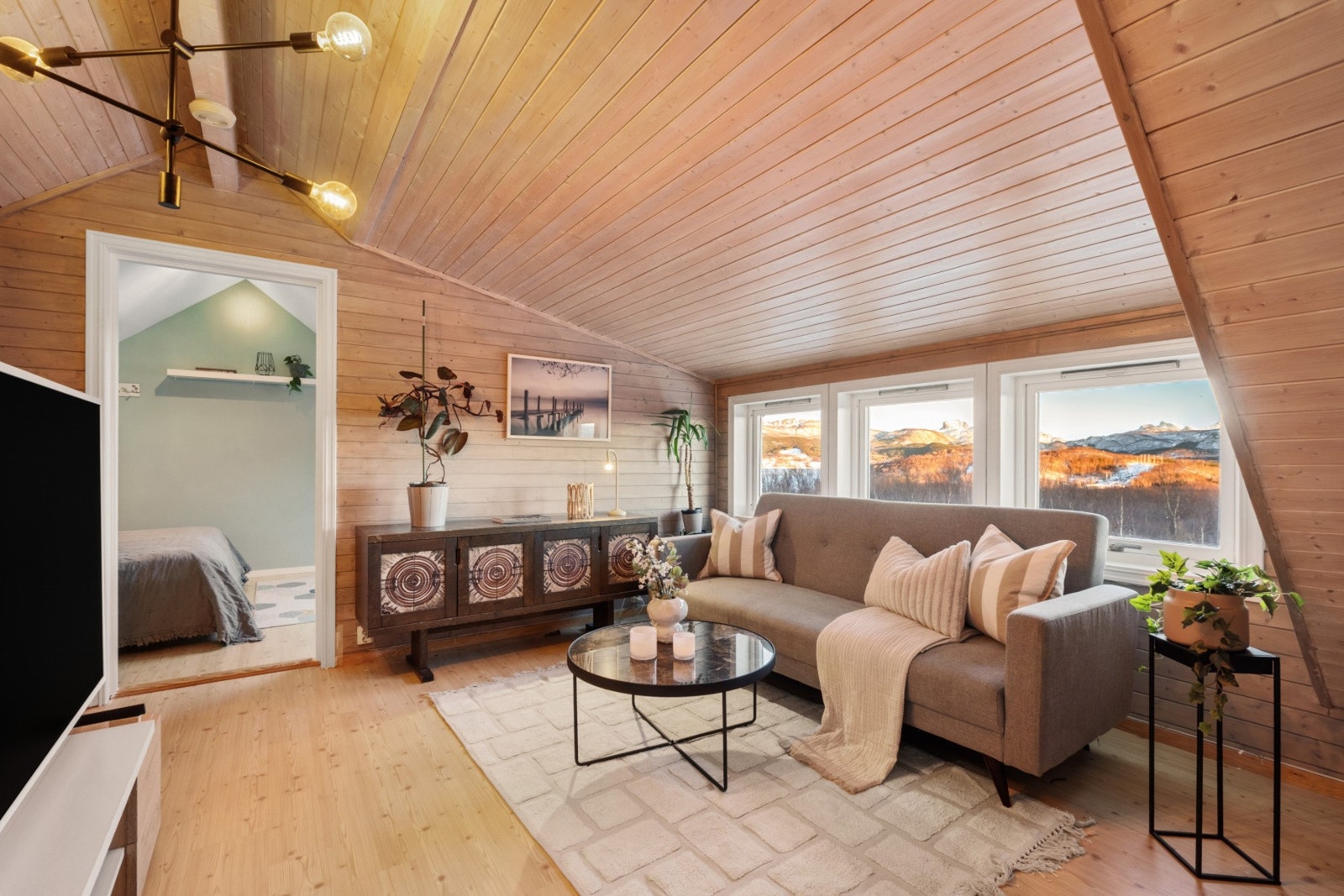 Praktisk loftsstue med gode vindusflater. Galleribilde