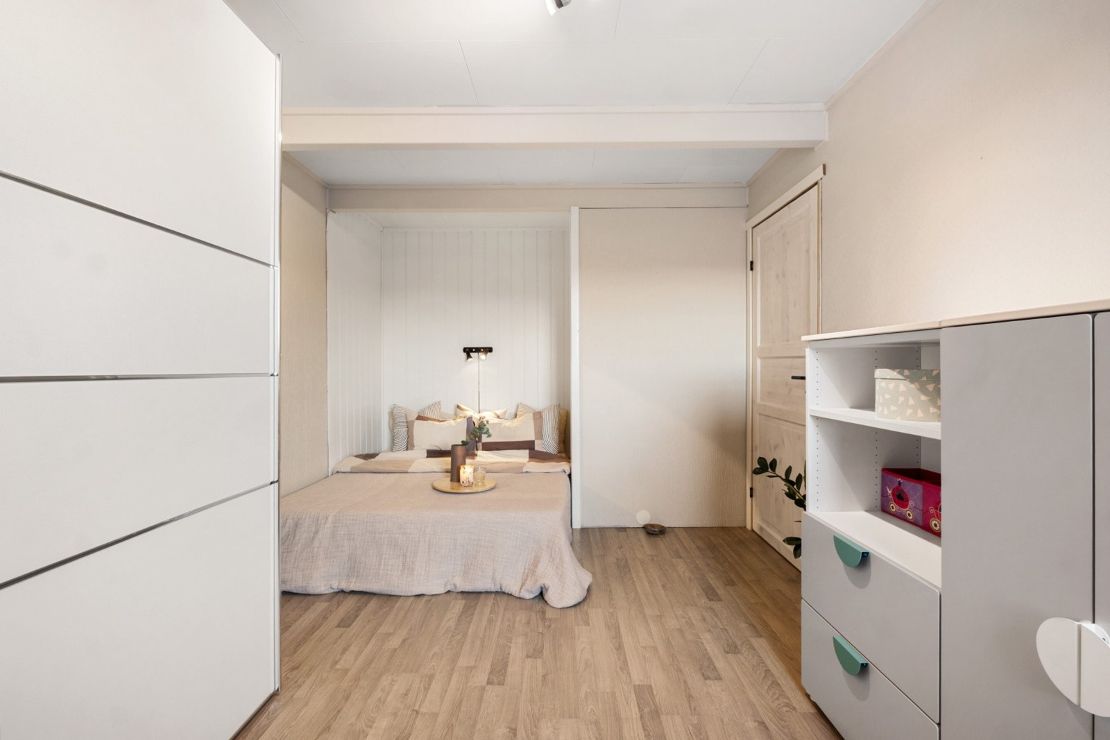 Soverom 1 med god plass til dobbeltseng og garderobeskap. Galleribilde