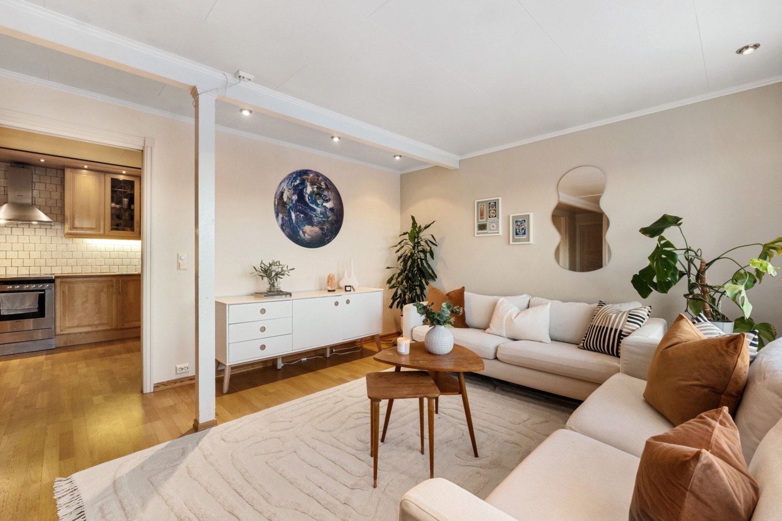 Stuen er svært lys og luftig. Galleribilde