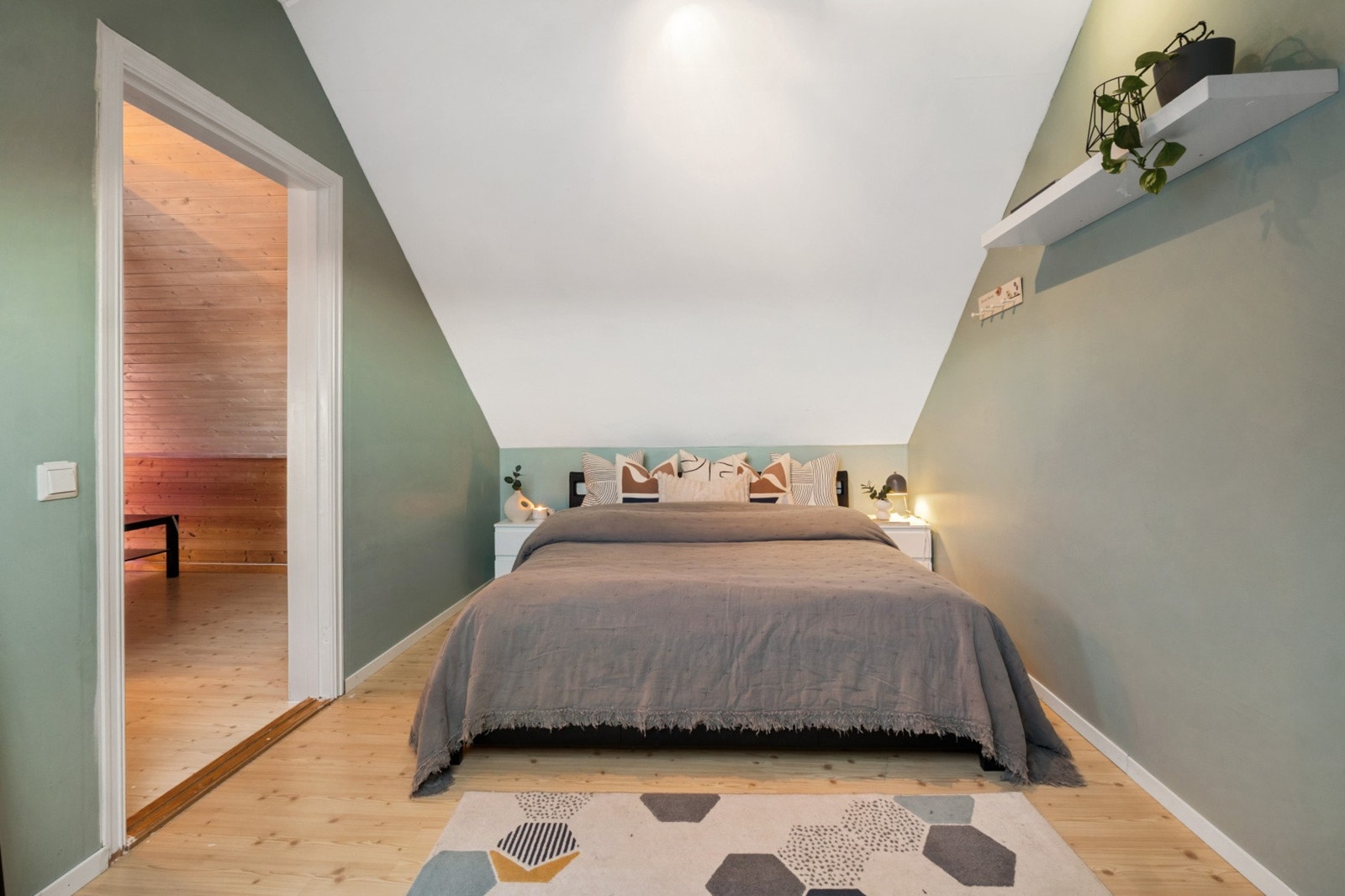 Soverom 2 - Gipsplater montert og malt i begge soverom i 2. etasje for bedre lydisolasjon, temperaturkomfort og brannsikkerhet. Galleribilde