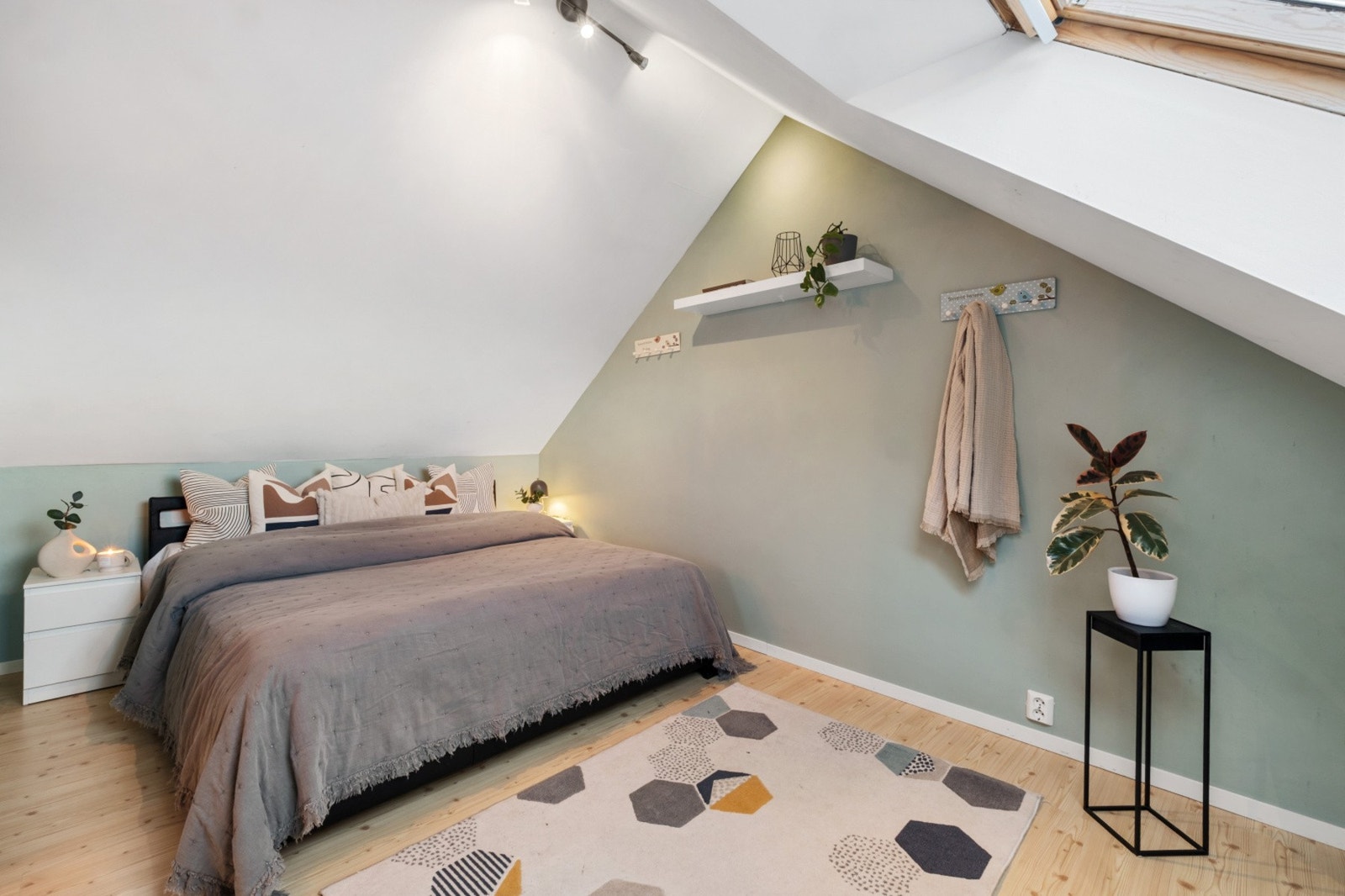 Soverom 2 med god plass til dobbeltseng og garderobeløsning. Galleribilde