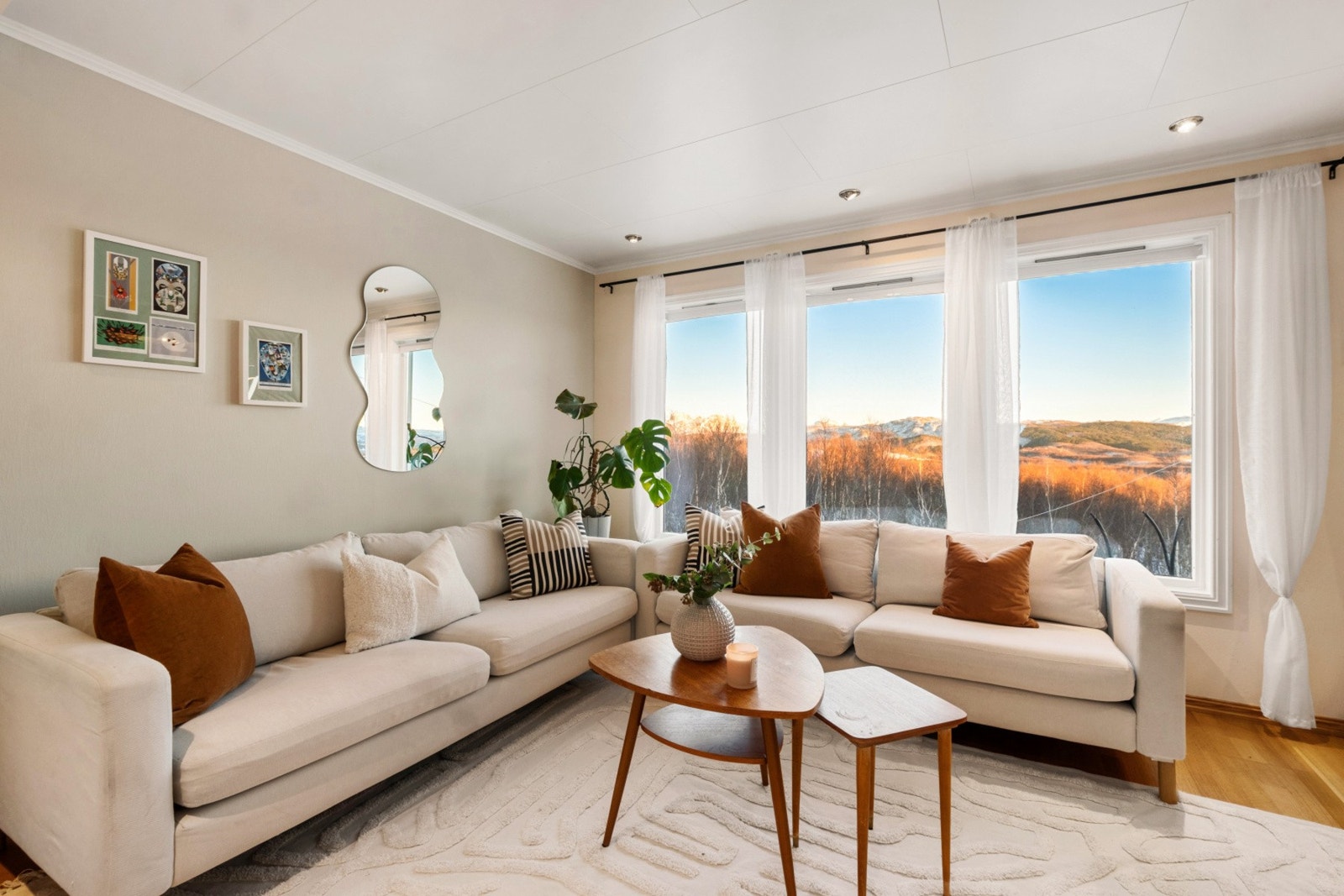 Store vindu som slipper inn godt med naturlig lys i rommet. Galleribilde