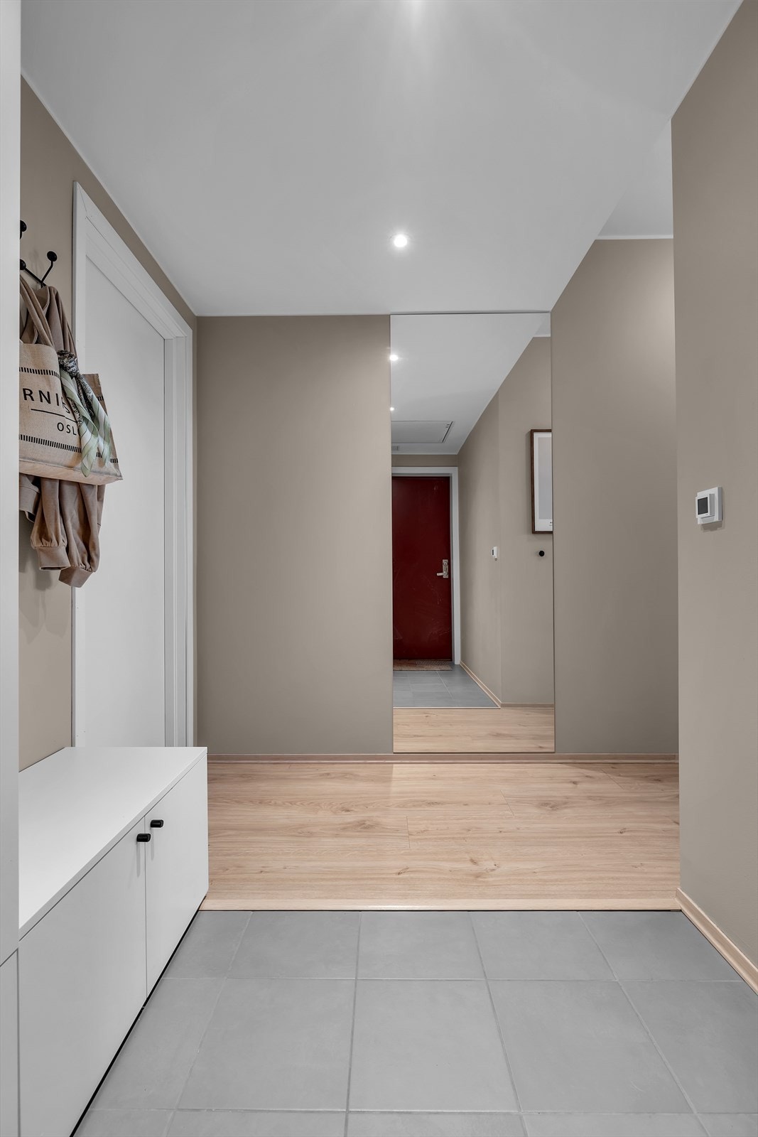 Spesialtilpasset og fastmontert speil i gangen Galleribilde