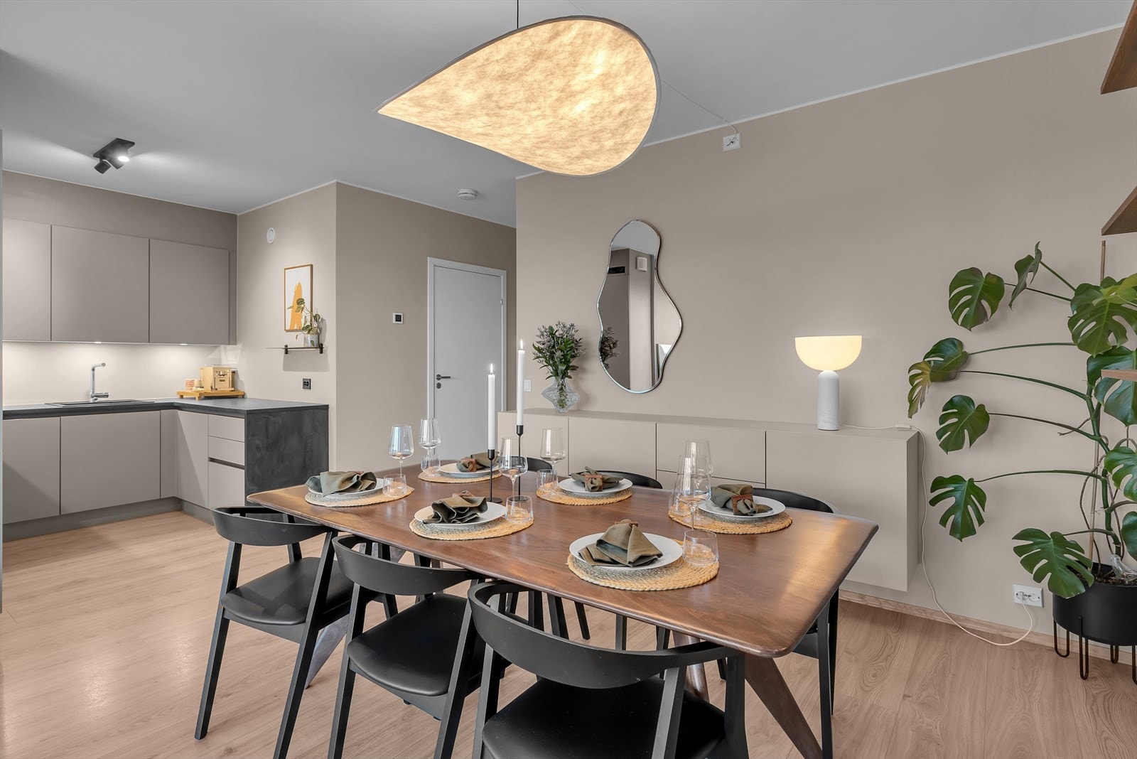 Leiligheten har god planløsning med plass til ønsket møblement Galleribilde