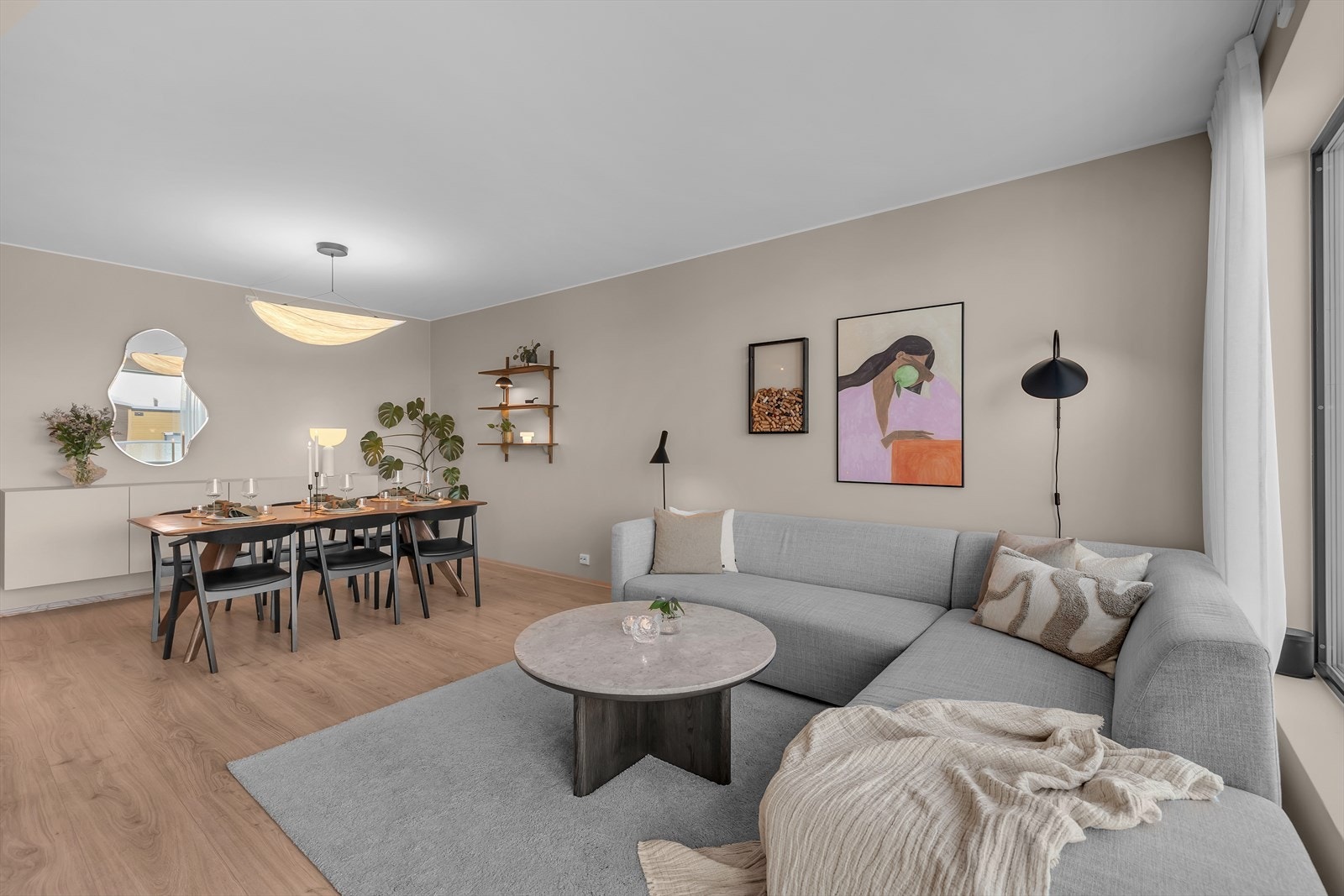 Planløsningen gir rom for både sosiale sammenkomster og hverdagsliv Galleribilde