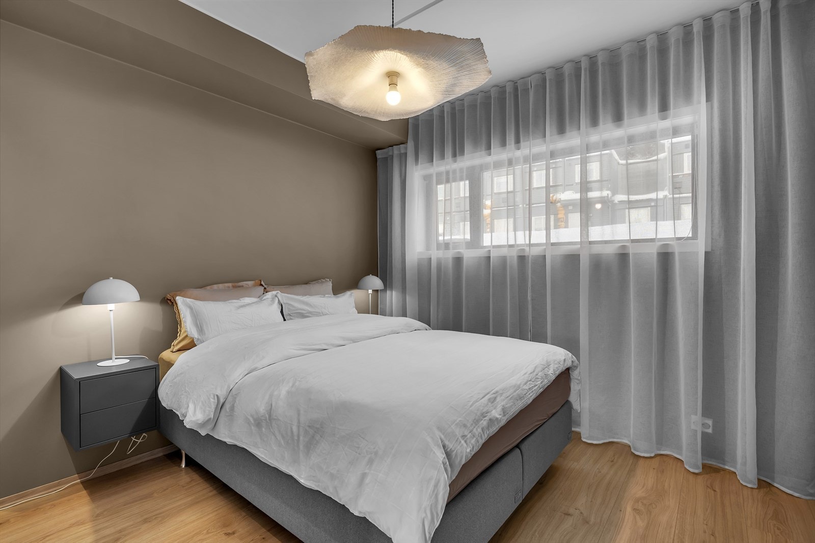 Romslig hovedsoverom med god plass til dobbeltseng Galleribilde