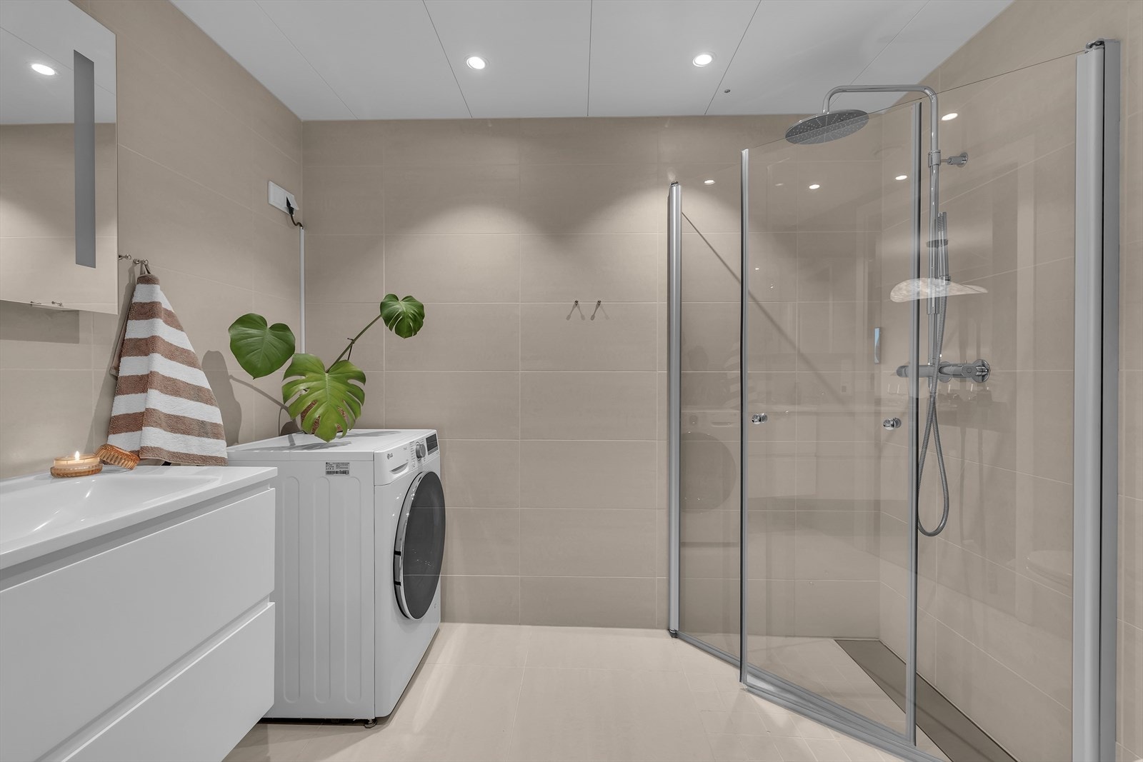 Innfellbare dusjdører og regndusj Galleribilde