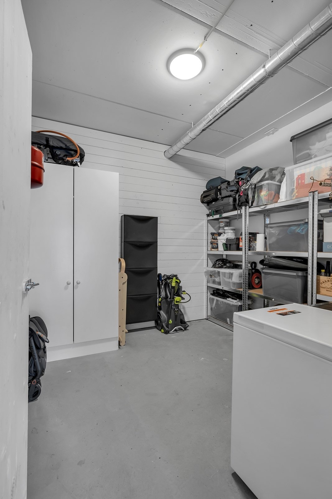 Svært romslig sportsbod på 10 kvm, takhøyde ca 2,88 Galleribilde