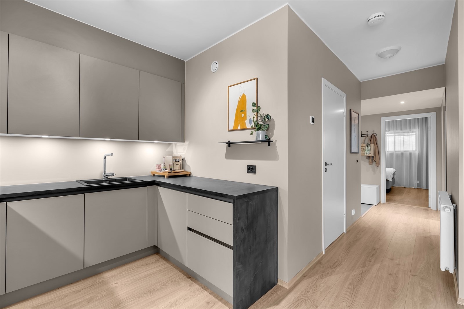 Kjøkkeninnredning er oppgradert med ekstra skapplass Galleribilde