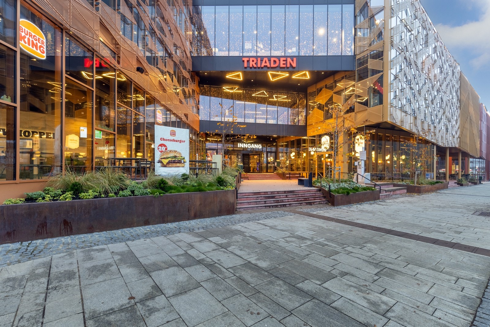 Fra leiligheten er det gangavstand til både Lørenskog Storsenter Triaden og Metro Senter. Her finner man et rikt utvalg av forretninger, kaféer og restauranter. Galleribilde