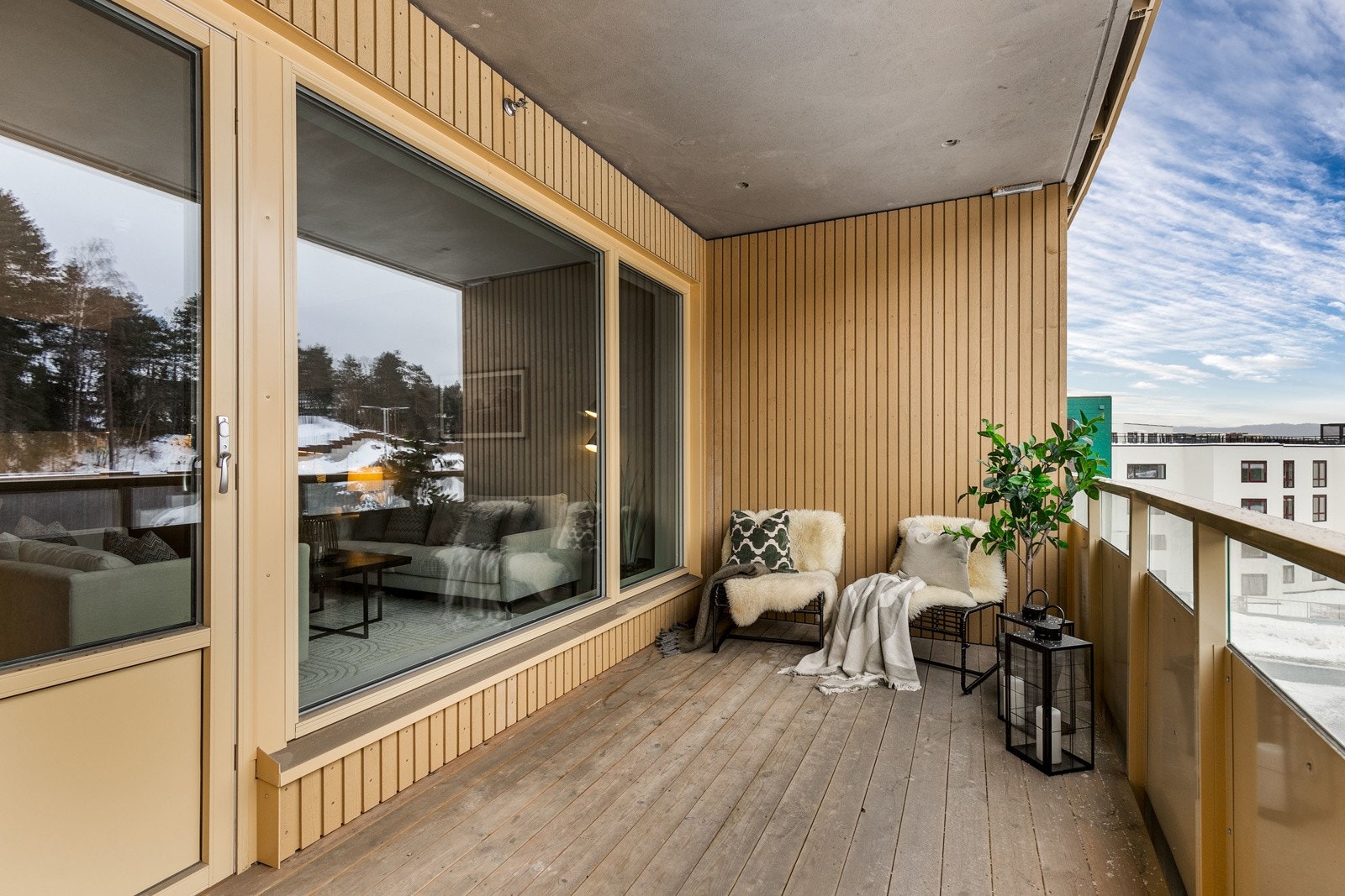 Utgang til flott balkong på 9,3 kvm, med god plass til utemøbler Galleribilde