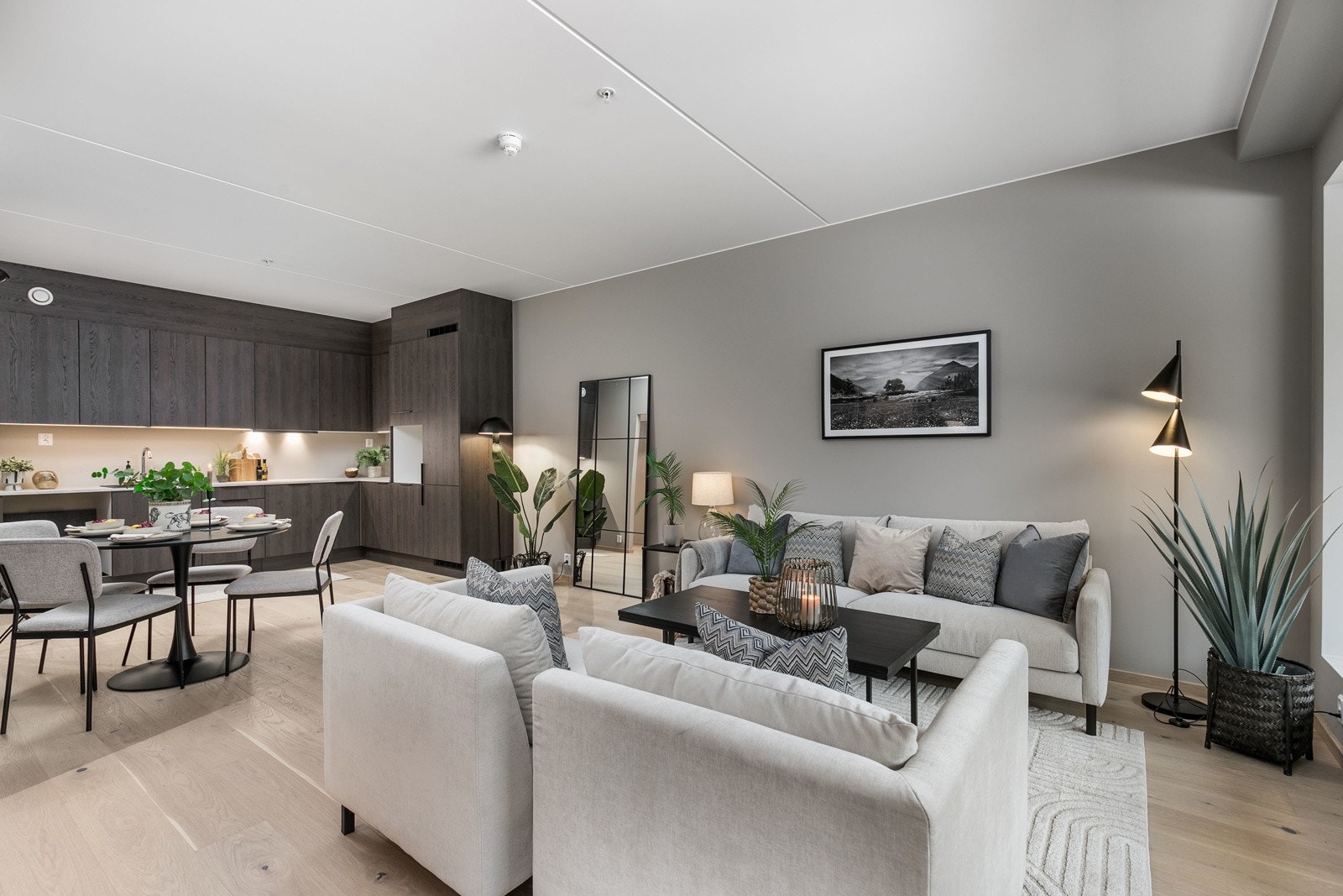 Leiligheten har en lys og innbydende planløsning, med høy standard. Galleribilde