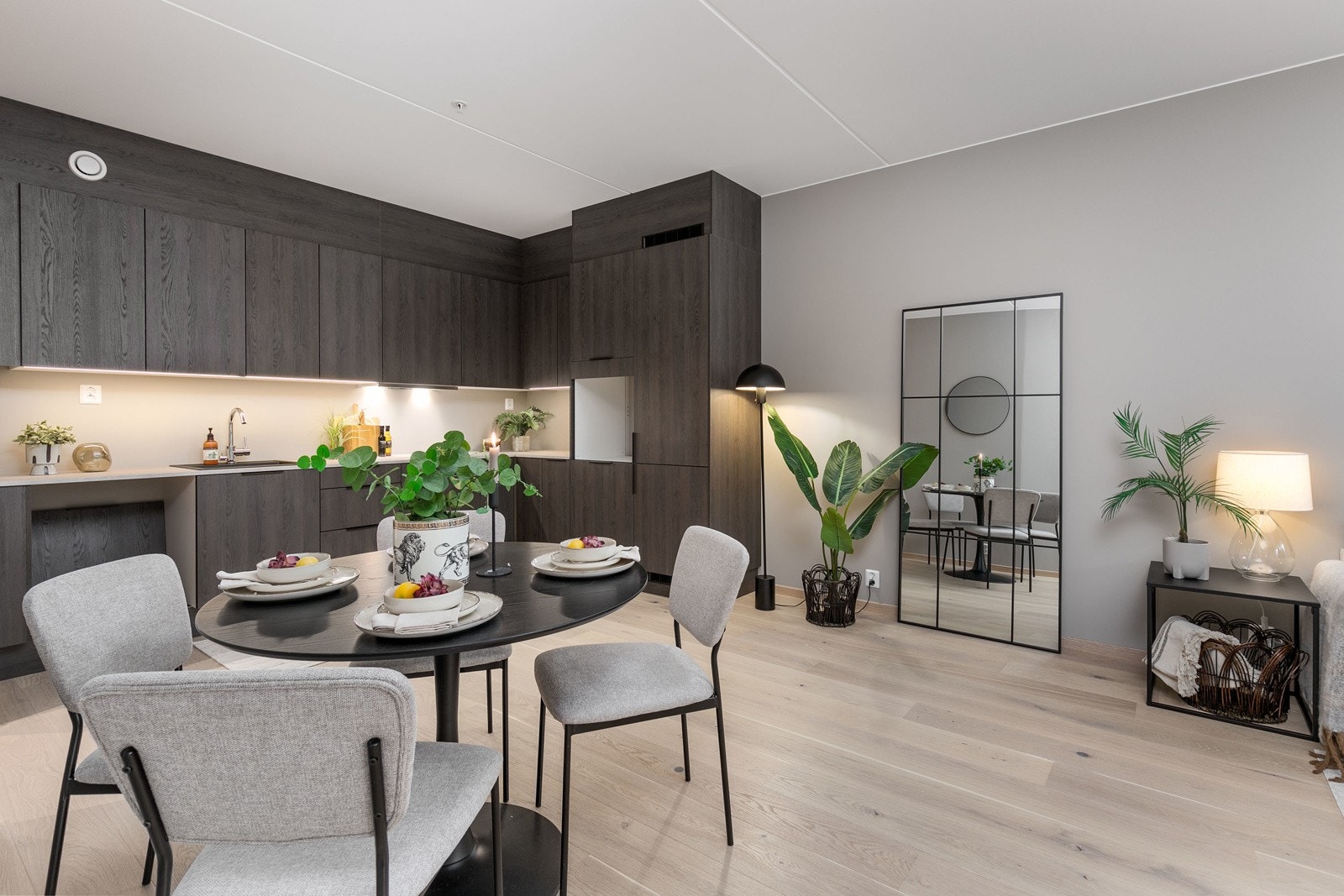 Lekkert kjøkken med avsatt plass til integrerte hvitevarer, fra HTH av type Mood. Galleribilde