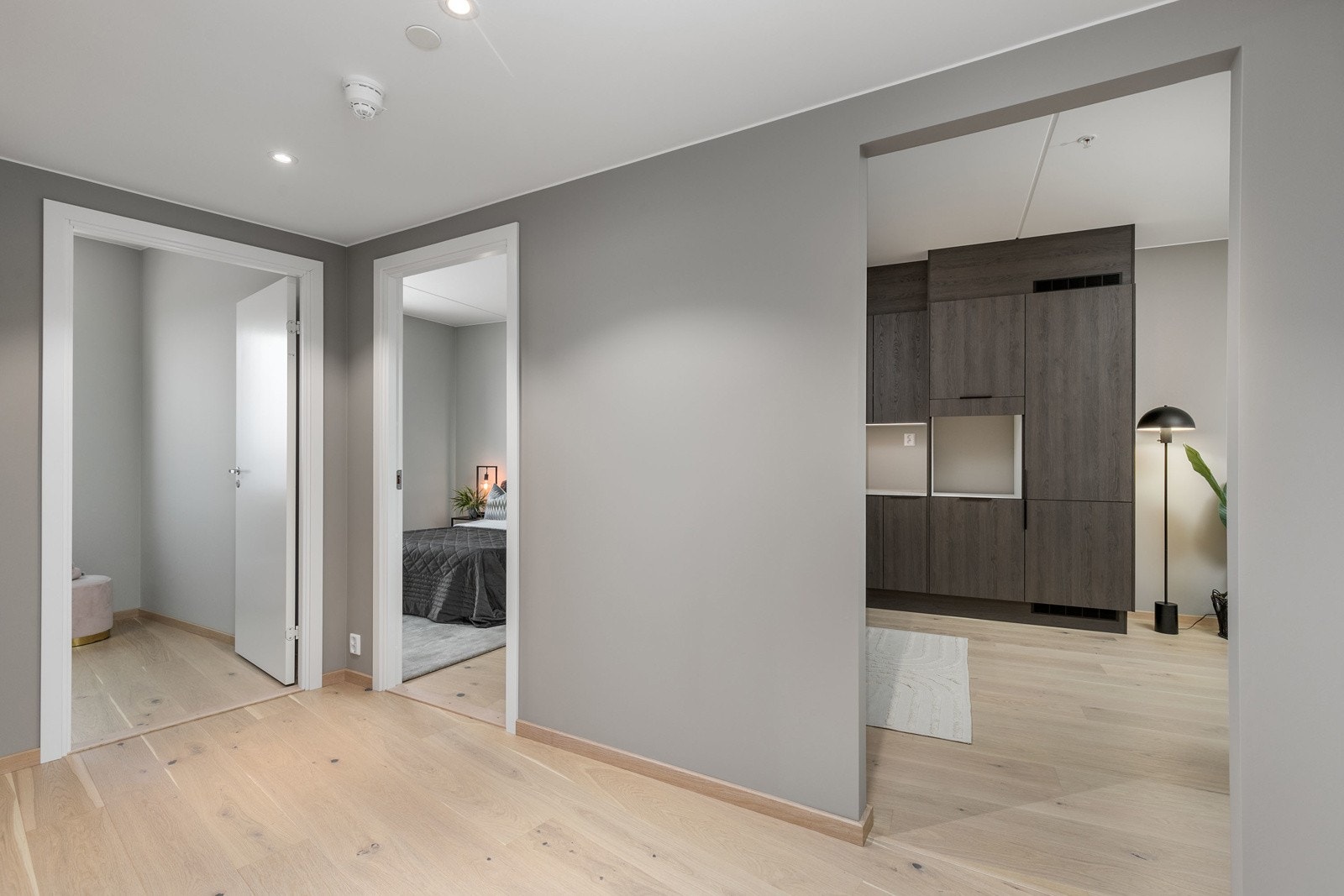 Gangen sørger for rask tilgang til leilighetens øvrige rom Galleribilde