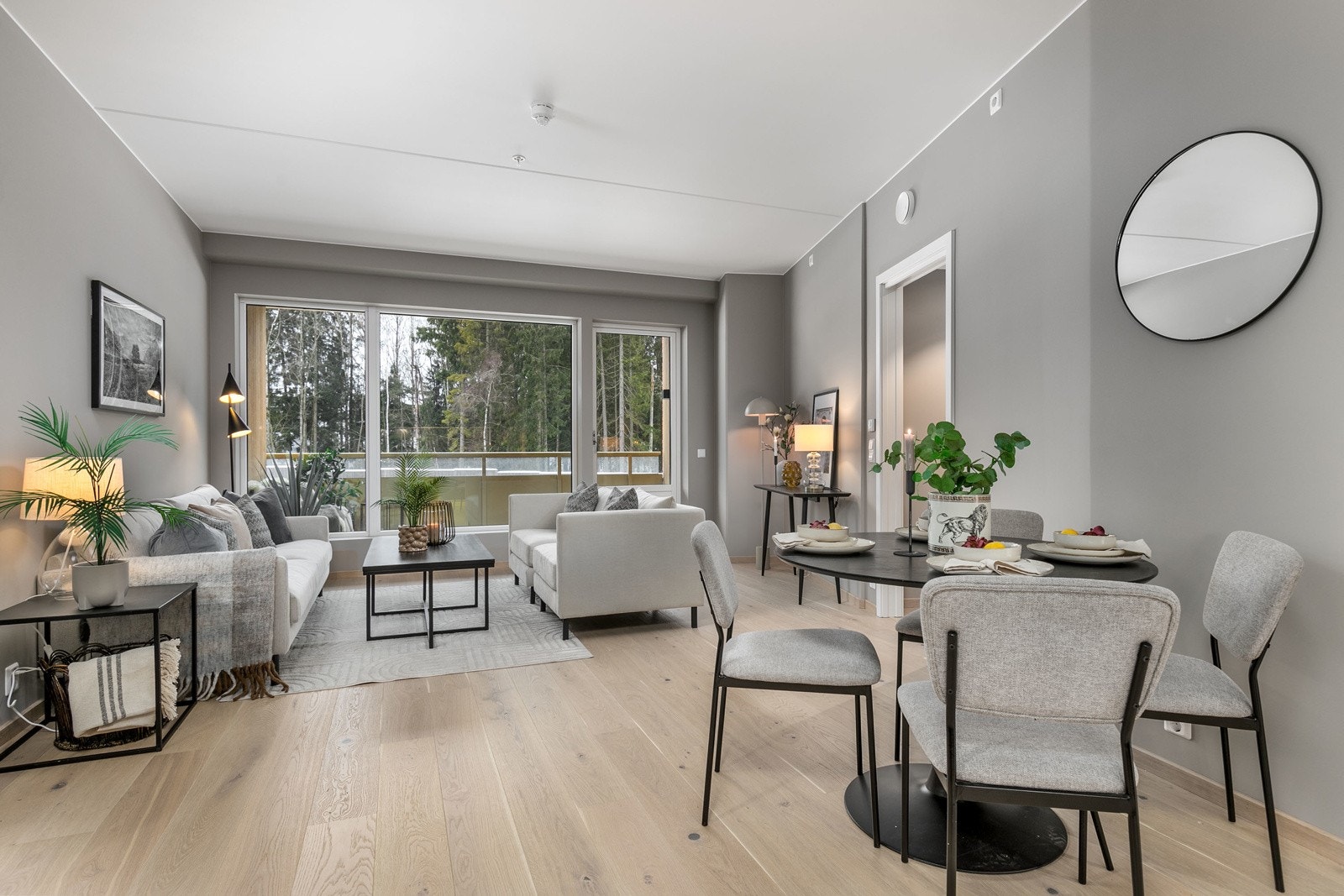 Leiligheten har en god takhøyde på 2,6 meter, med store vinduer som slipper lyset inn. Galleribilde