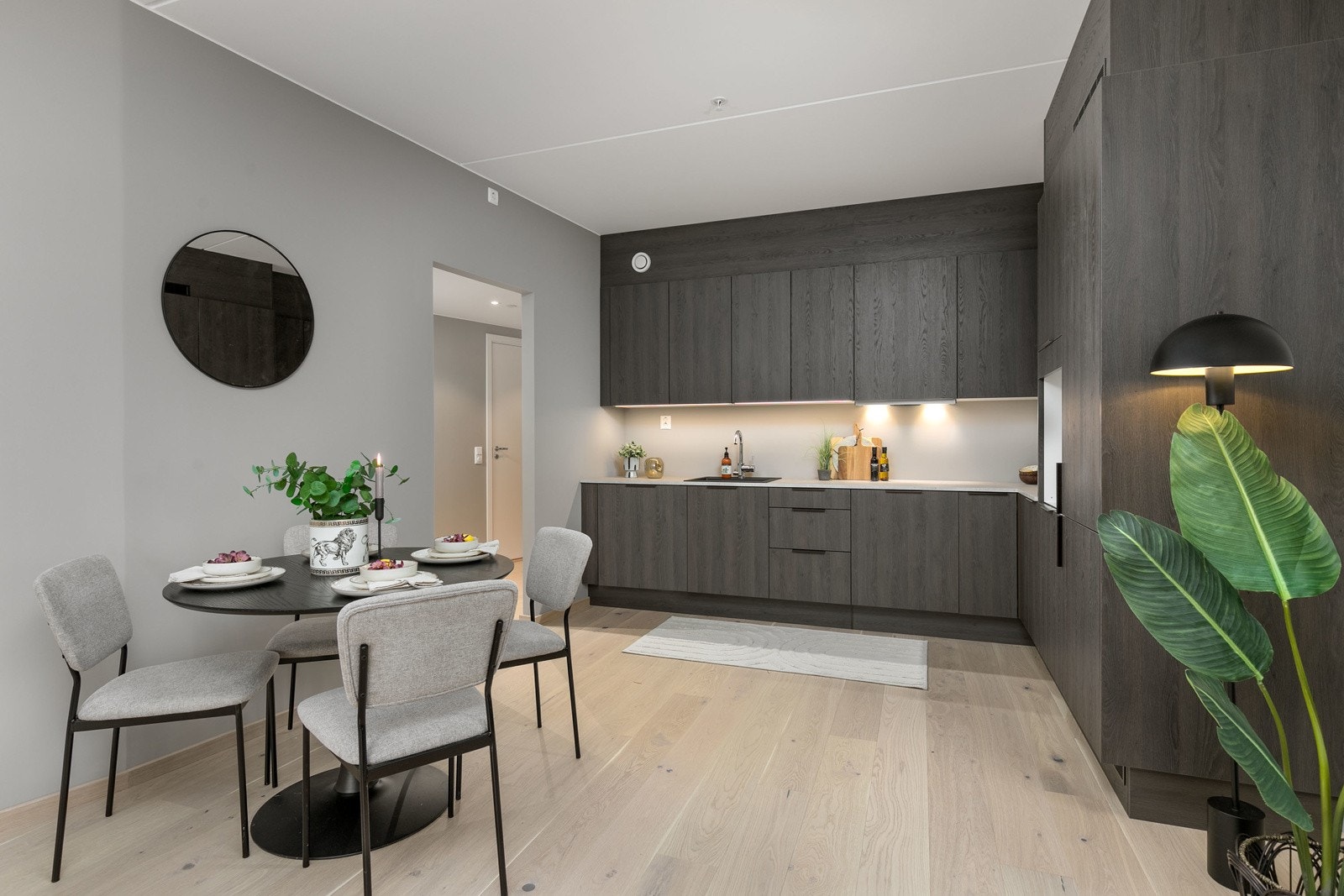 Fin avsatt plass til spisebord mellom stue og kjøkken Galleribilde