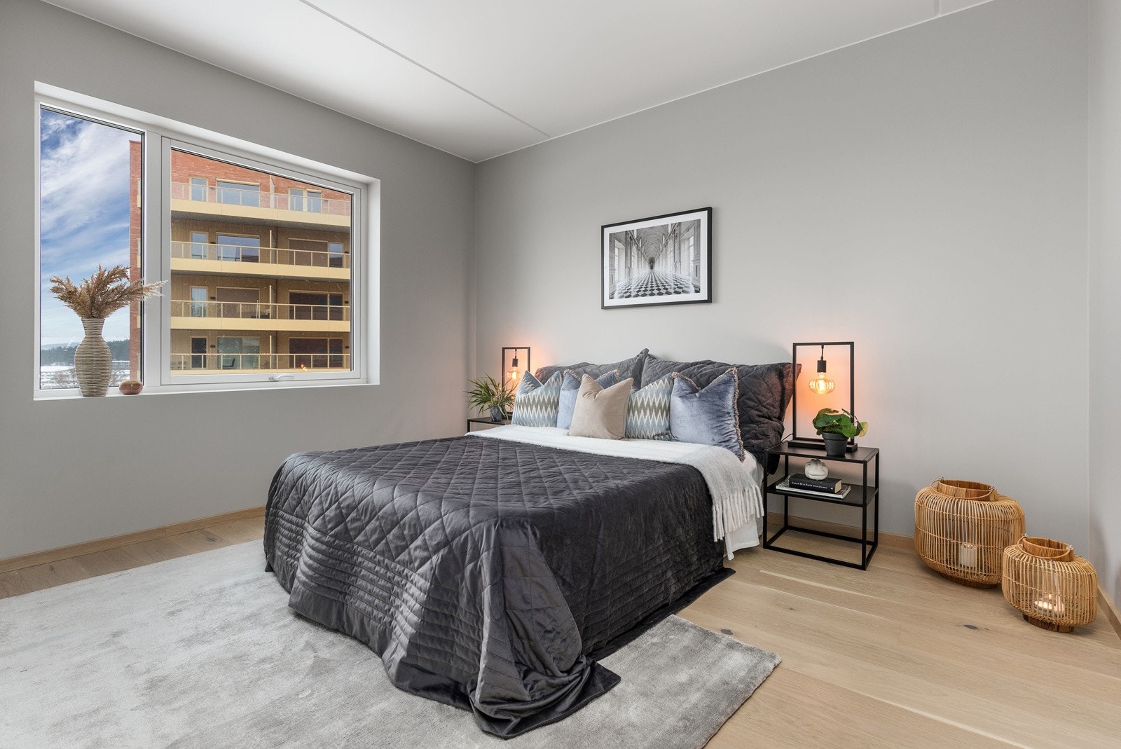 Meget pent hovedsoverom med god plass til dobbeltseng og garderobeinnredning Galleribilde