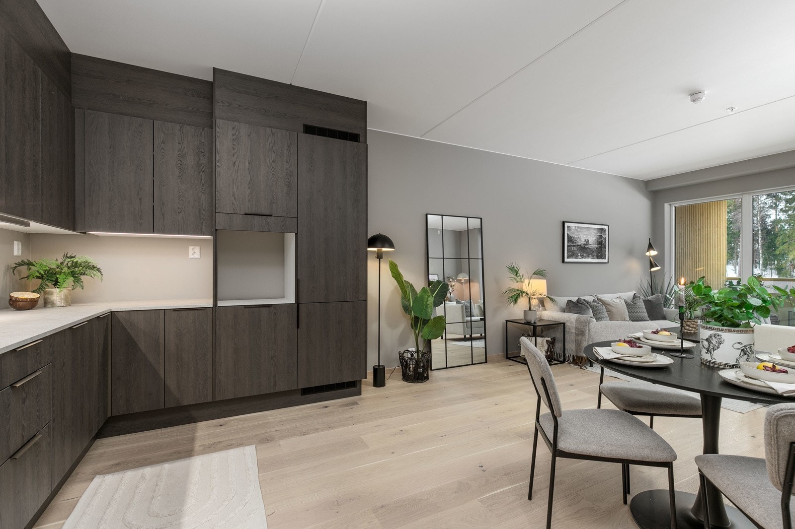 Kjøkkenet er utformet i praktisk vinkelform, som sørger for rikelig med skap og benkeplass Galleribilde